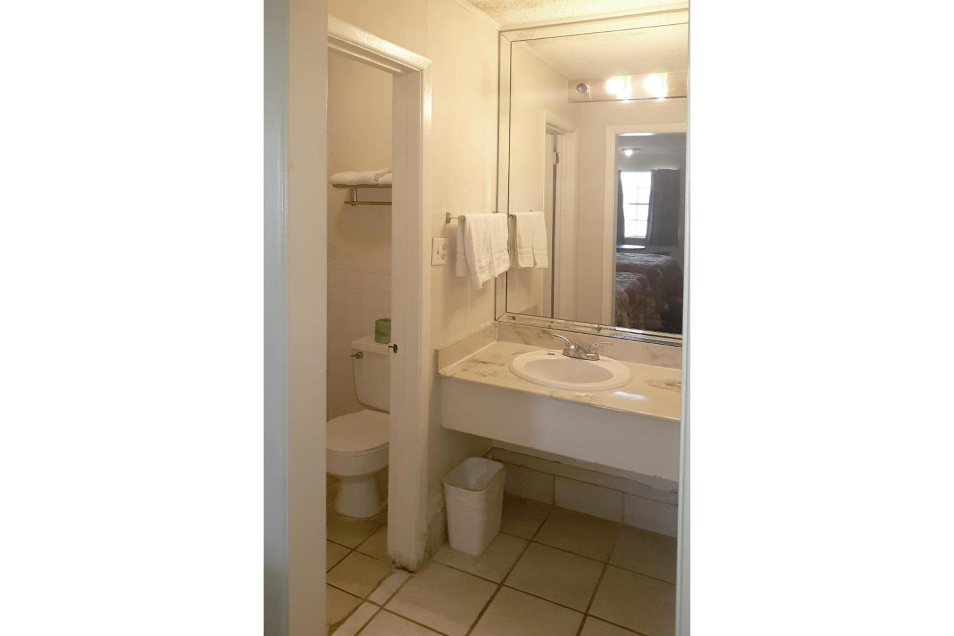 Rest Inn - Extended Stay, I-40 Airport, Wedding & Event Center photo 24