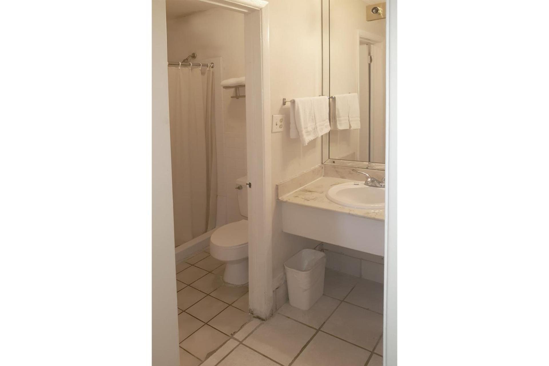 Rest Inn - Extended Stay, I-40 Airport, Wedding & Event Center photo 23