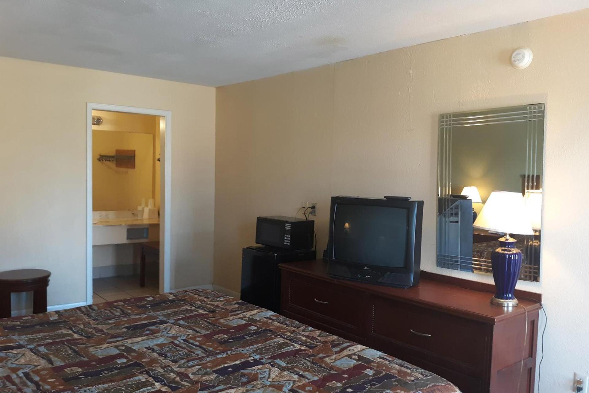Rest Inn - Extended Stay, I-40 Airport, Wedding & Event Center photo 18