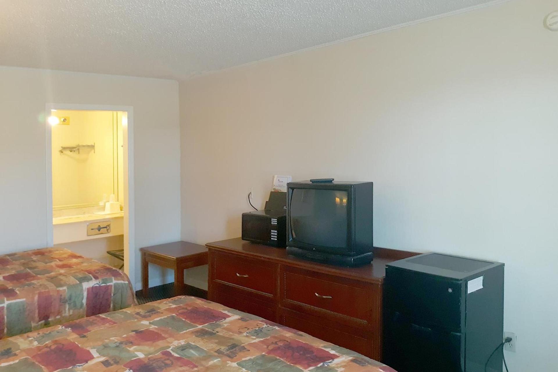 Rest Inn - Extended Stay, I-40 Airport, Wedding & Event Center photo 8