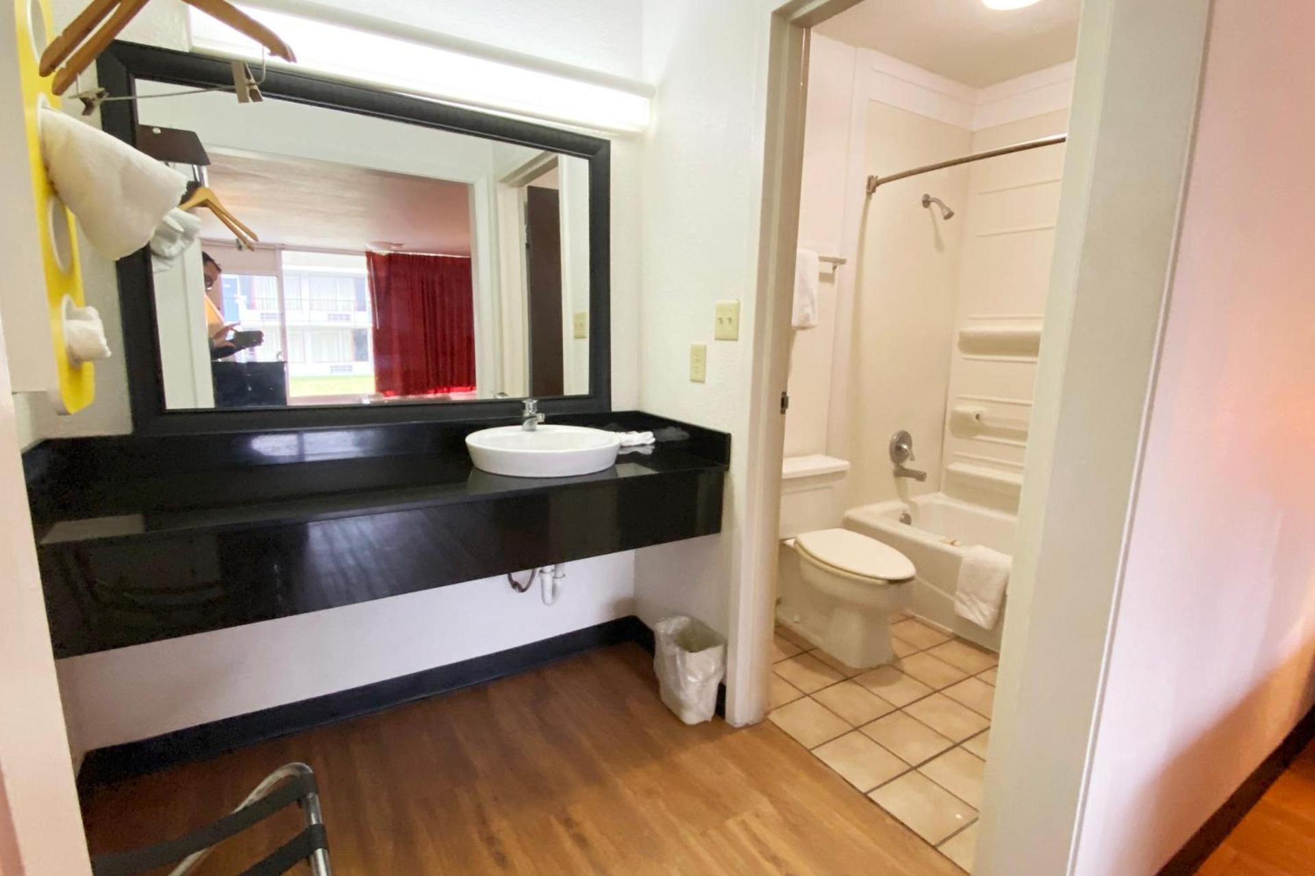 Landmark Hotel photo 31