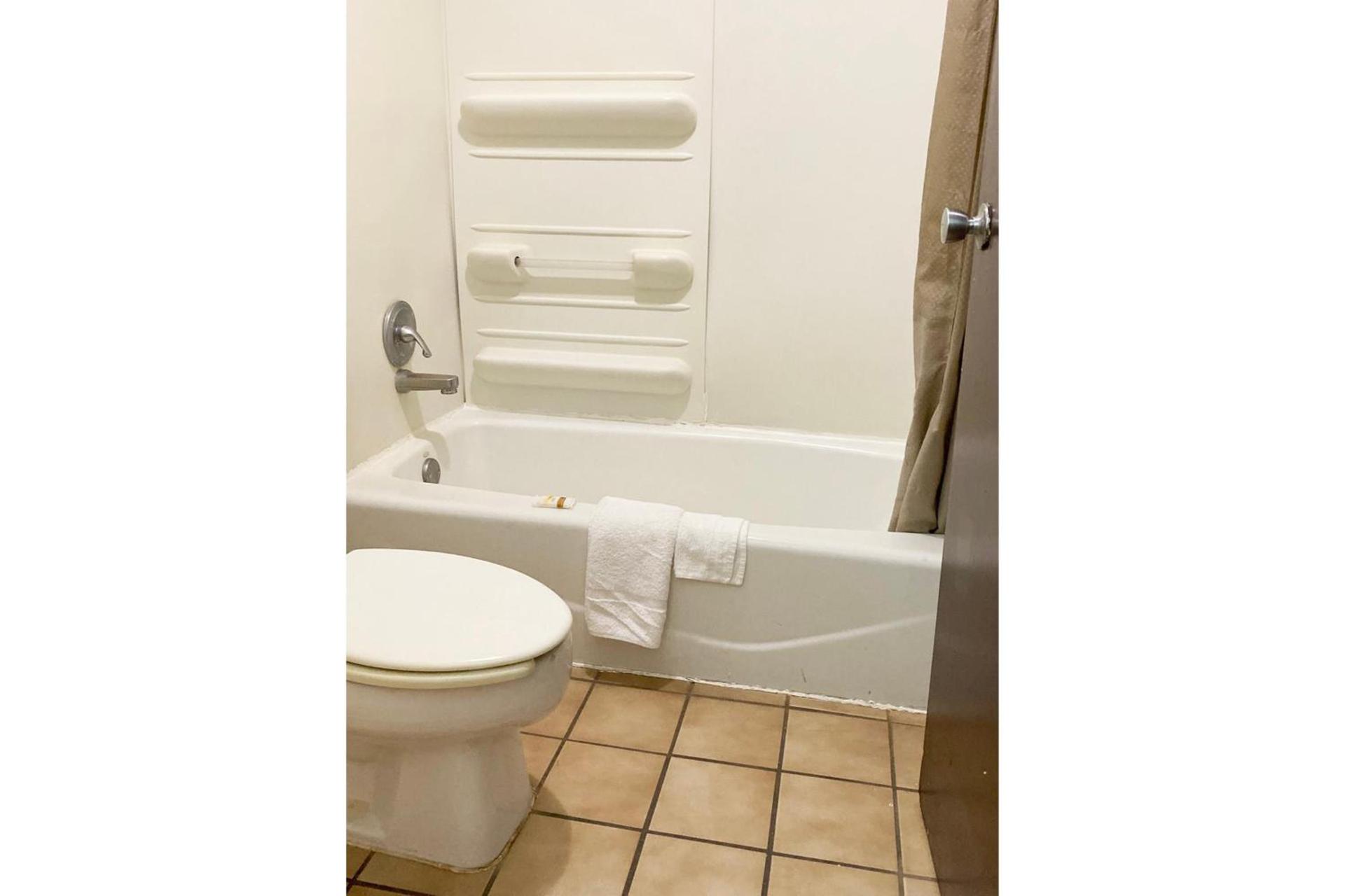 Landmark Hotel photo 28