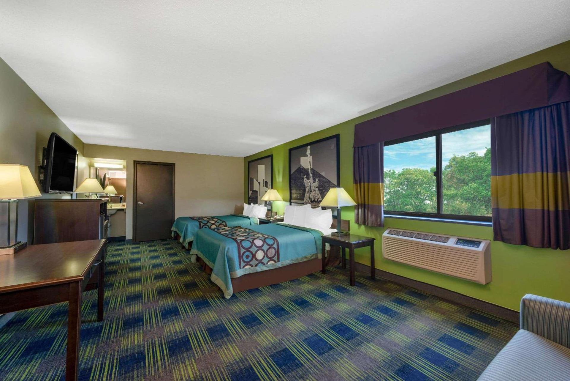 Super 8 by Wyndham Cleveland photo 8
