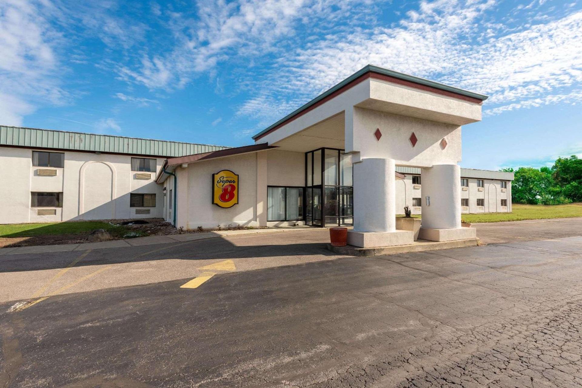Super 8 by Wyndham Cleveland photo 1