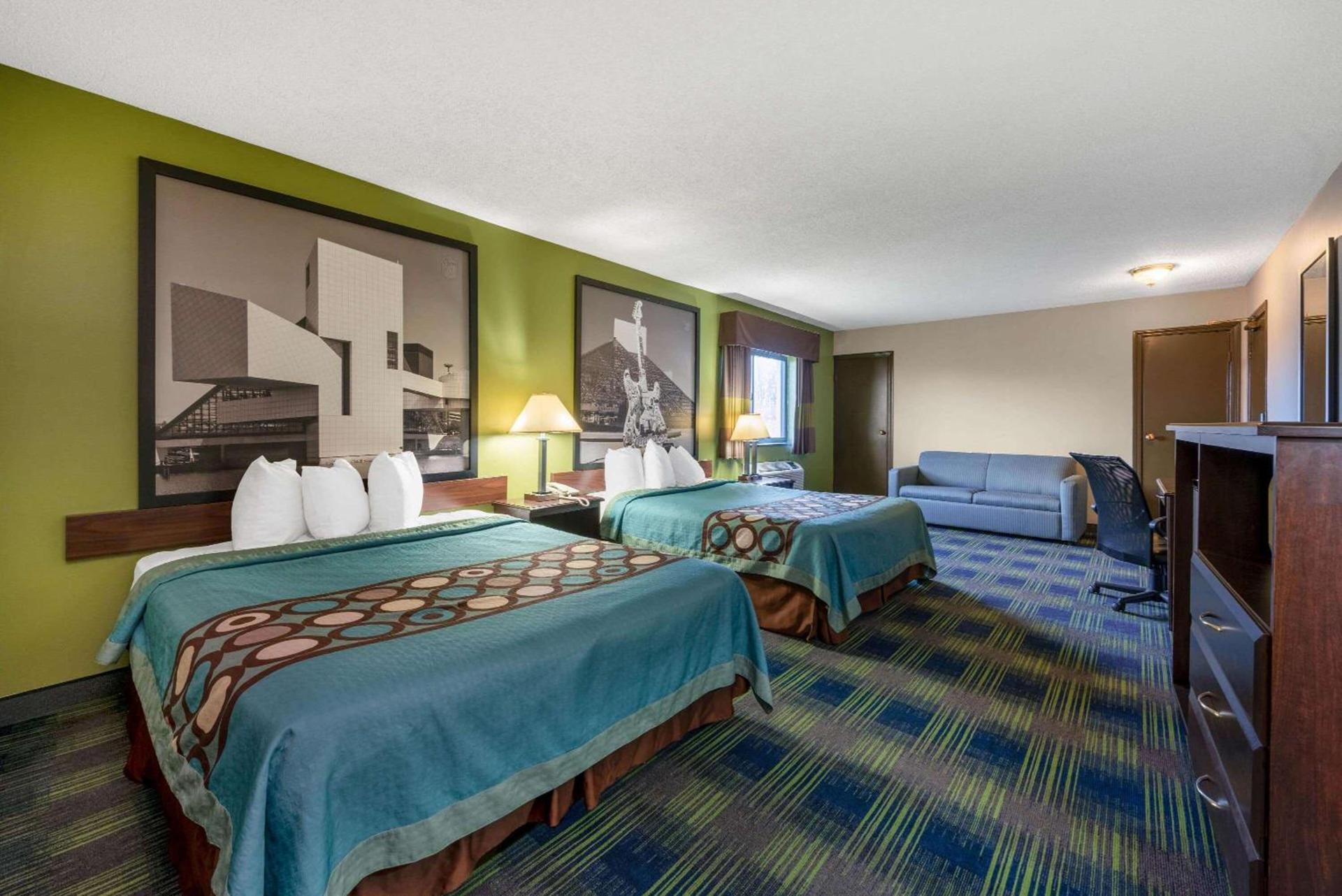 Super 8 by Wyndham Cleveland photo 9