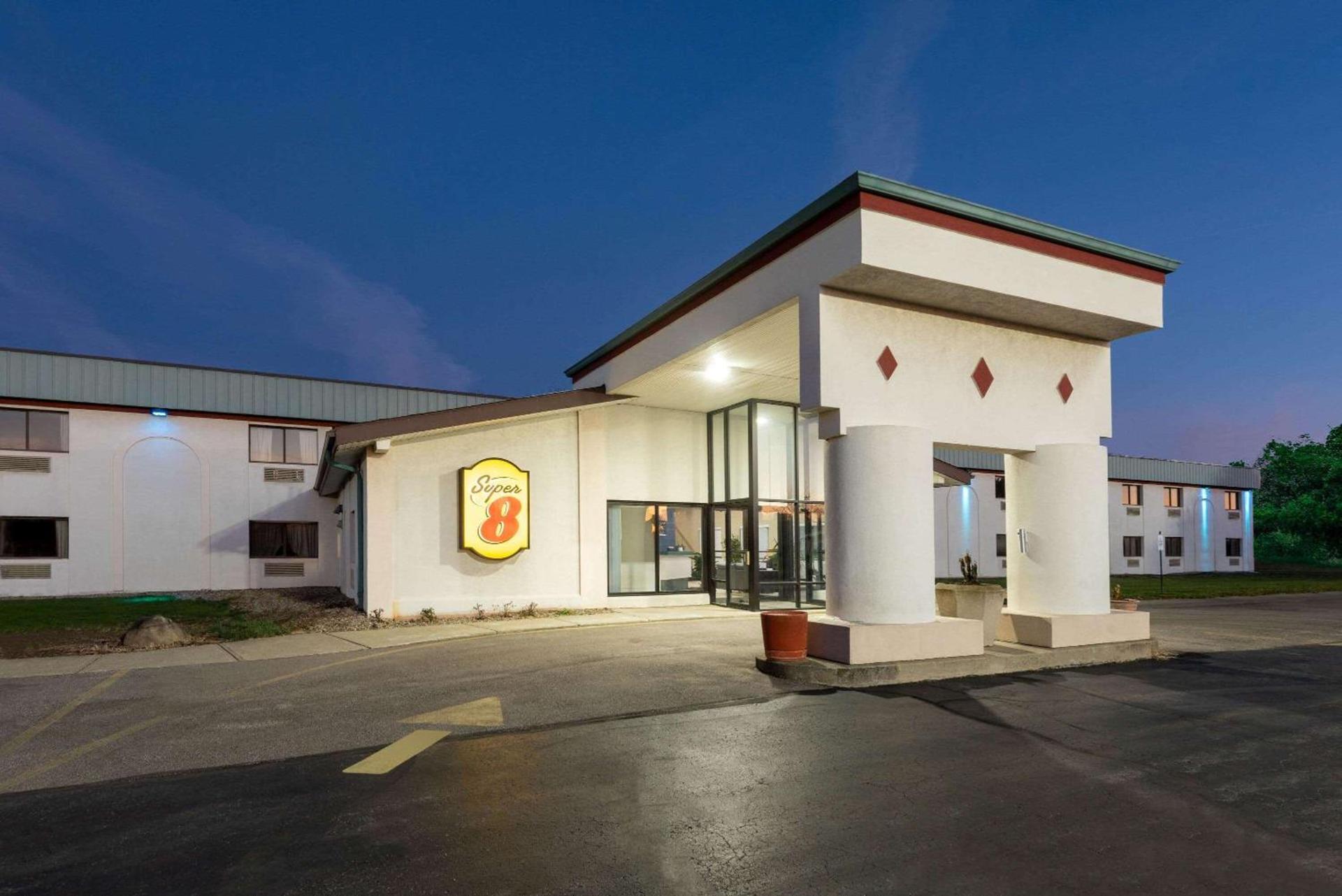 Super 8 by Wyndham Cleveland photo 3