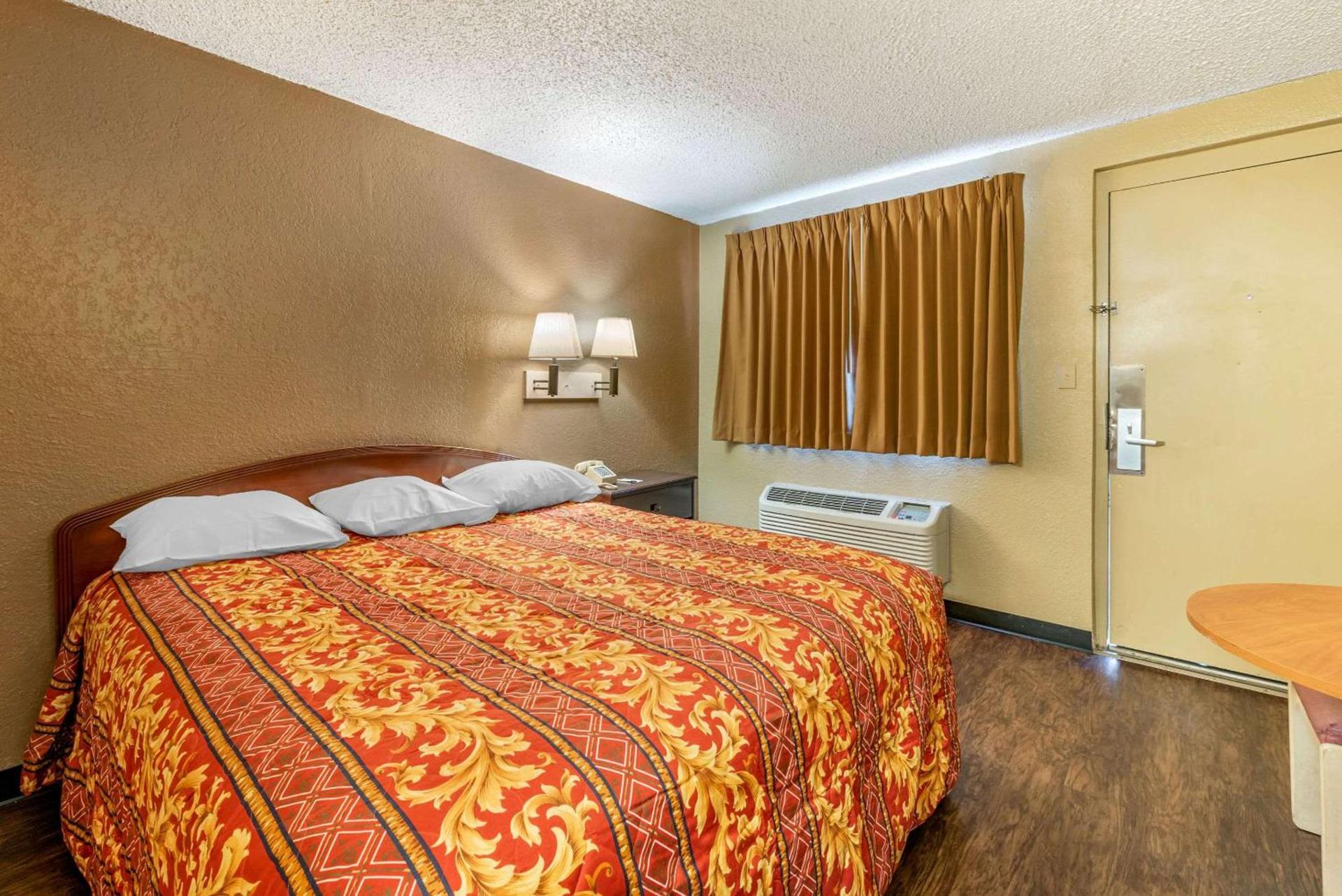 Rodeway Inn Pueblo photo 11
