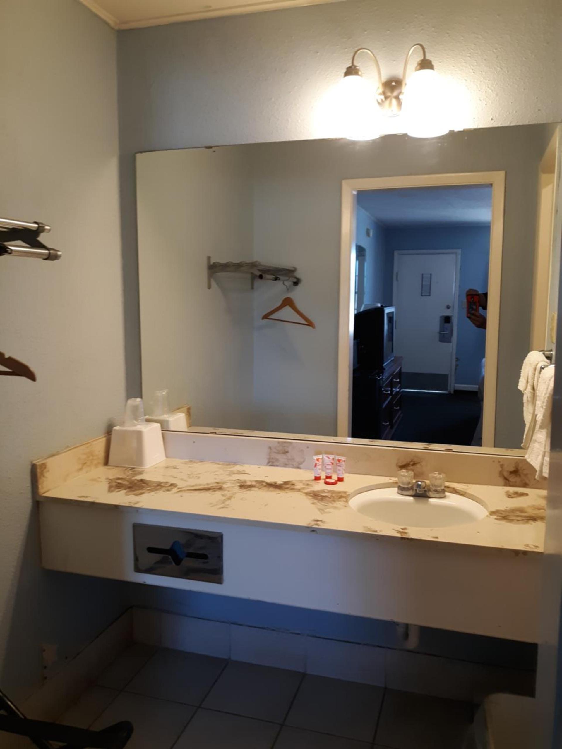 Rest Inn - Extended Stay, I-40 Airport, Wedding & Event Center photo 28