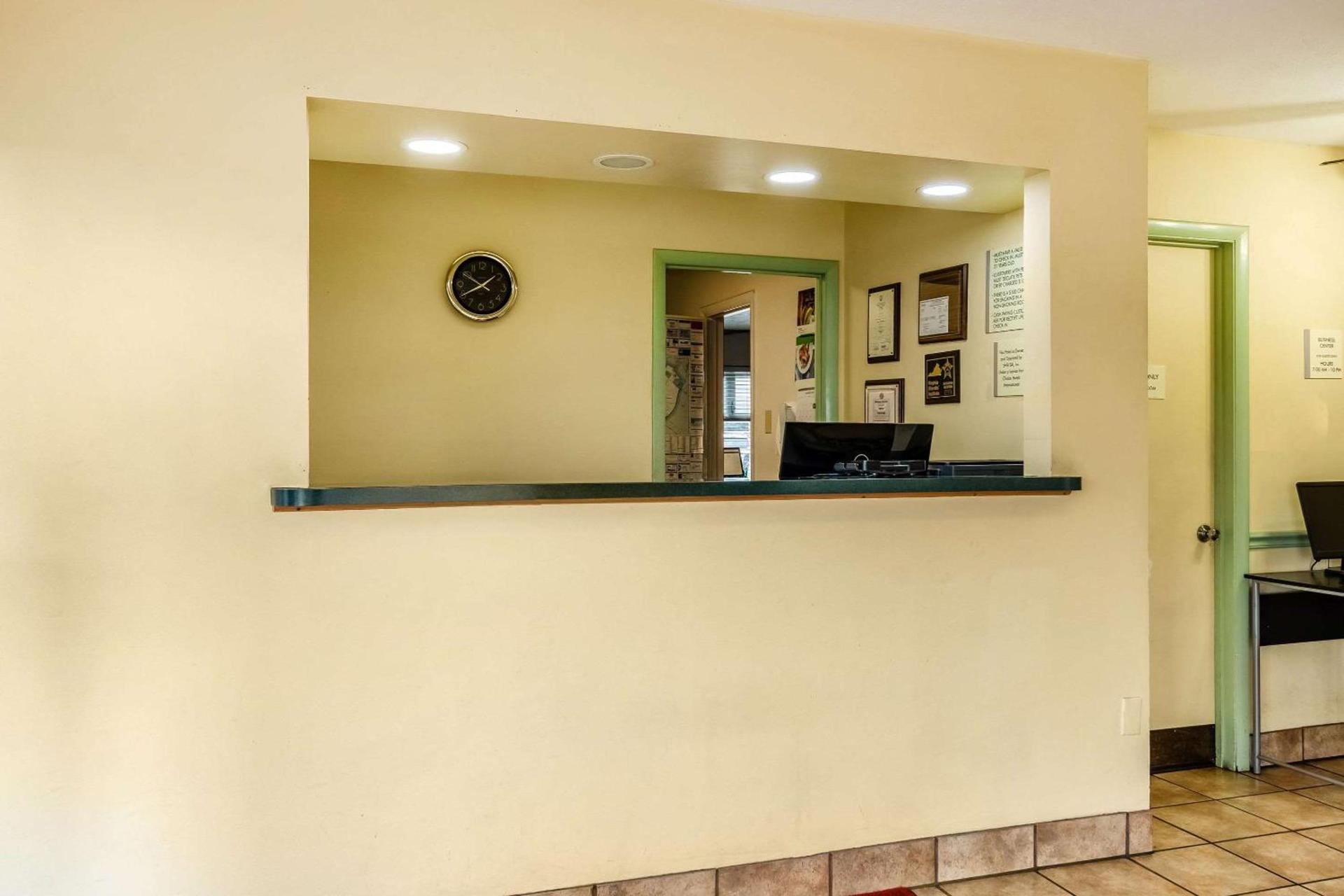 Econo Lodge East Staunton photo 3
