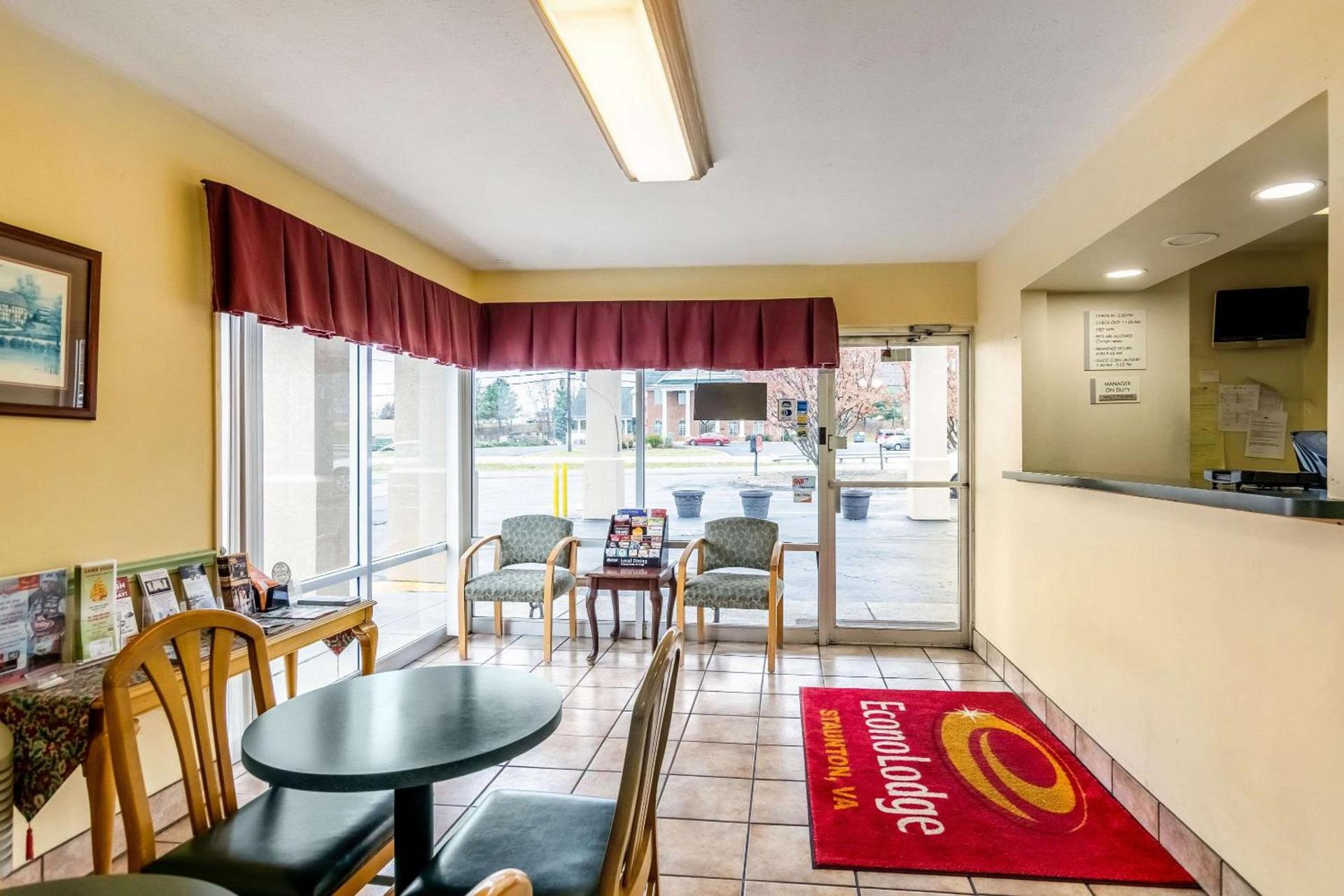 Econo Lodge East Staunton photo 4