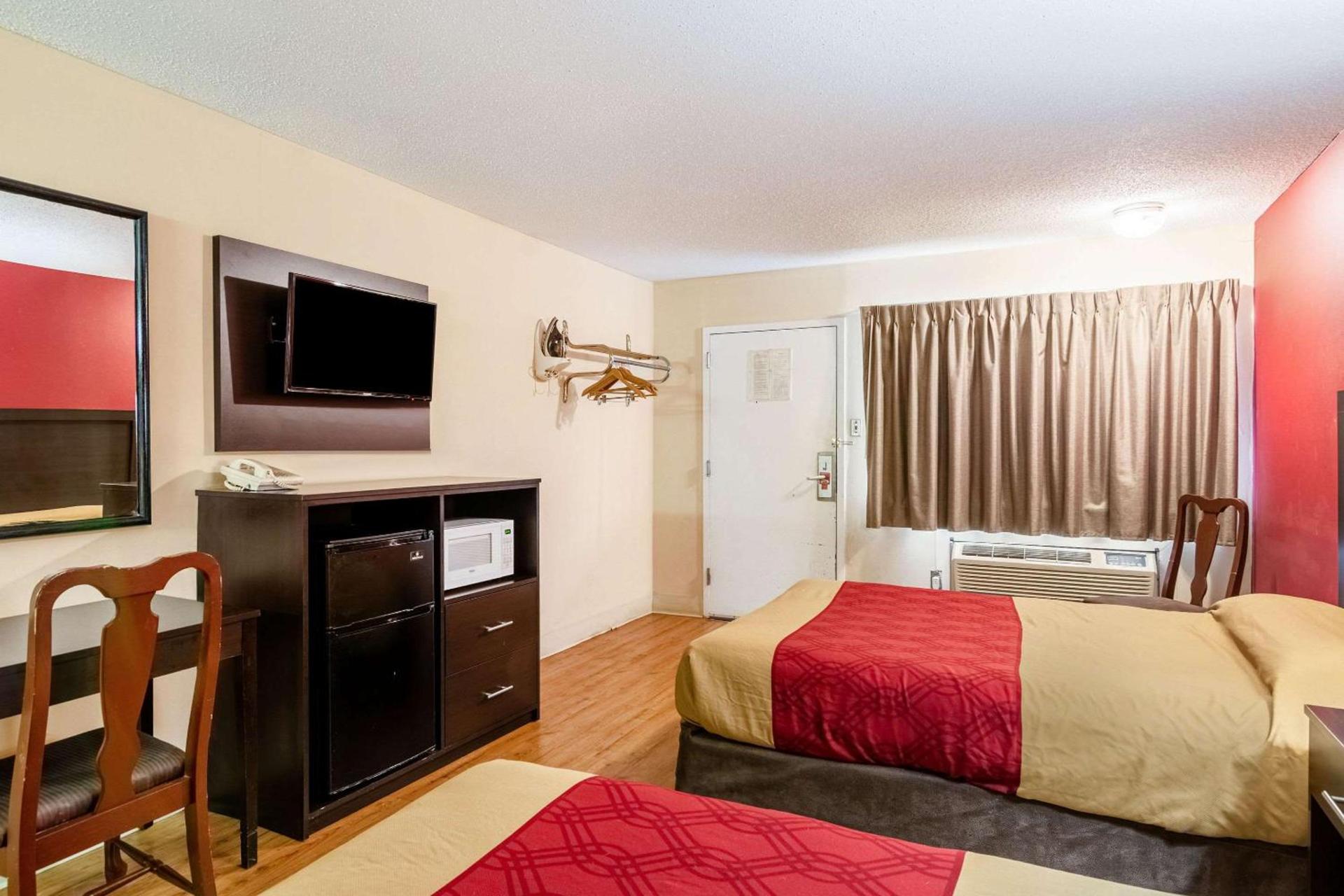 Econo Lodge East Staunton photo 11