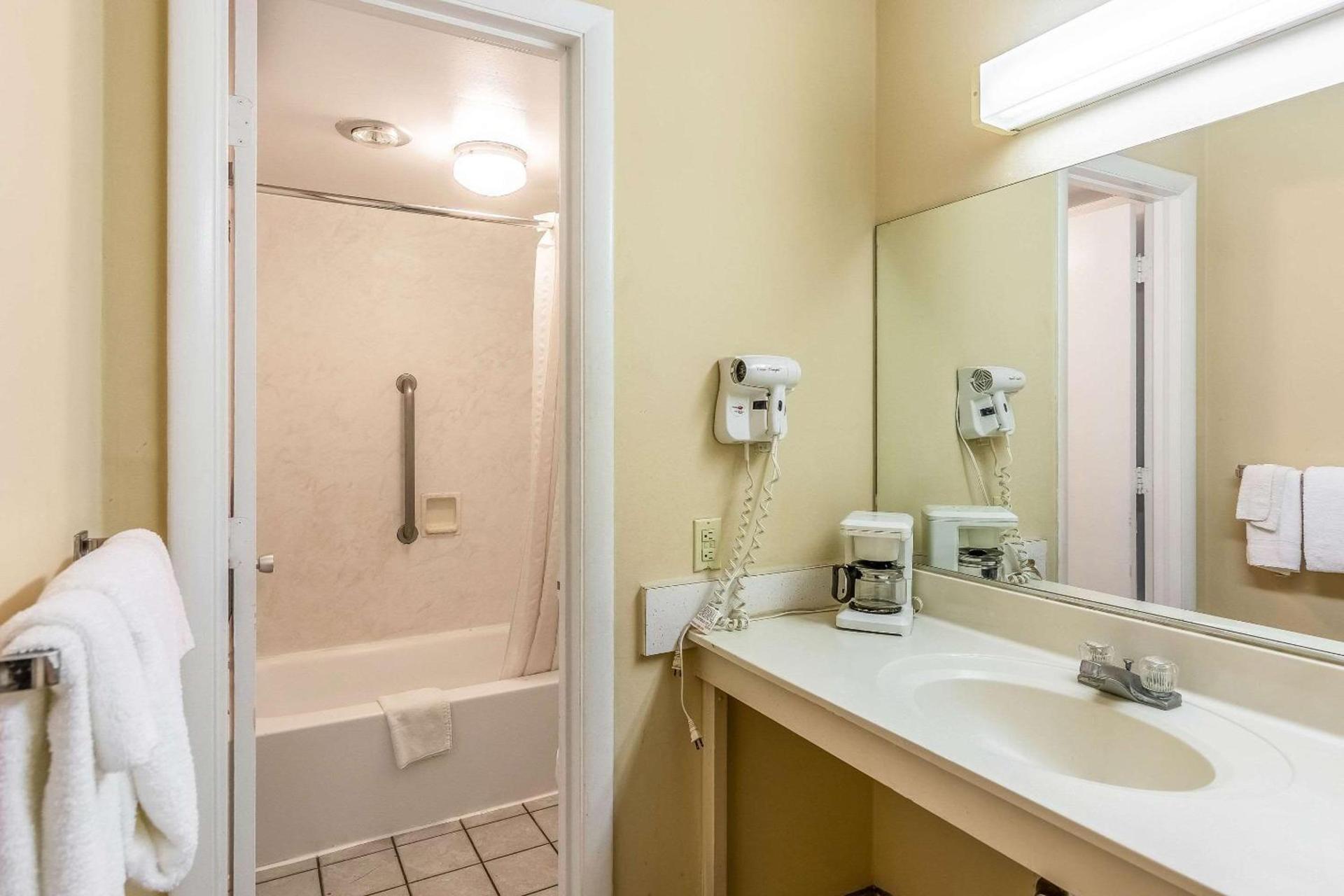 Econo Lodge East Staunton photo 13