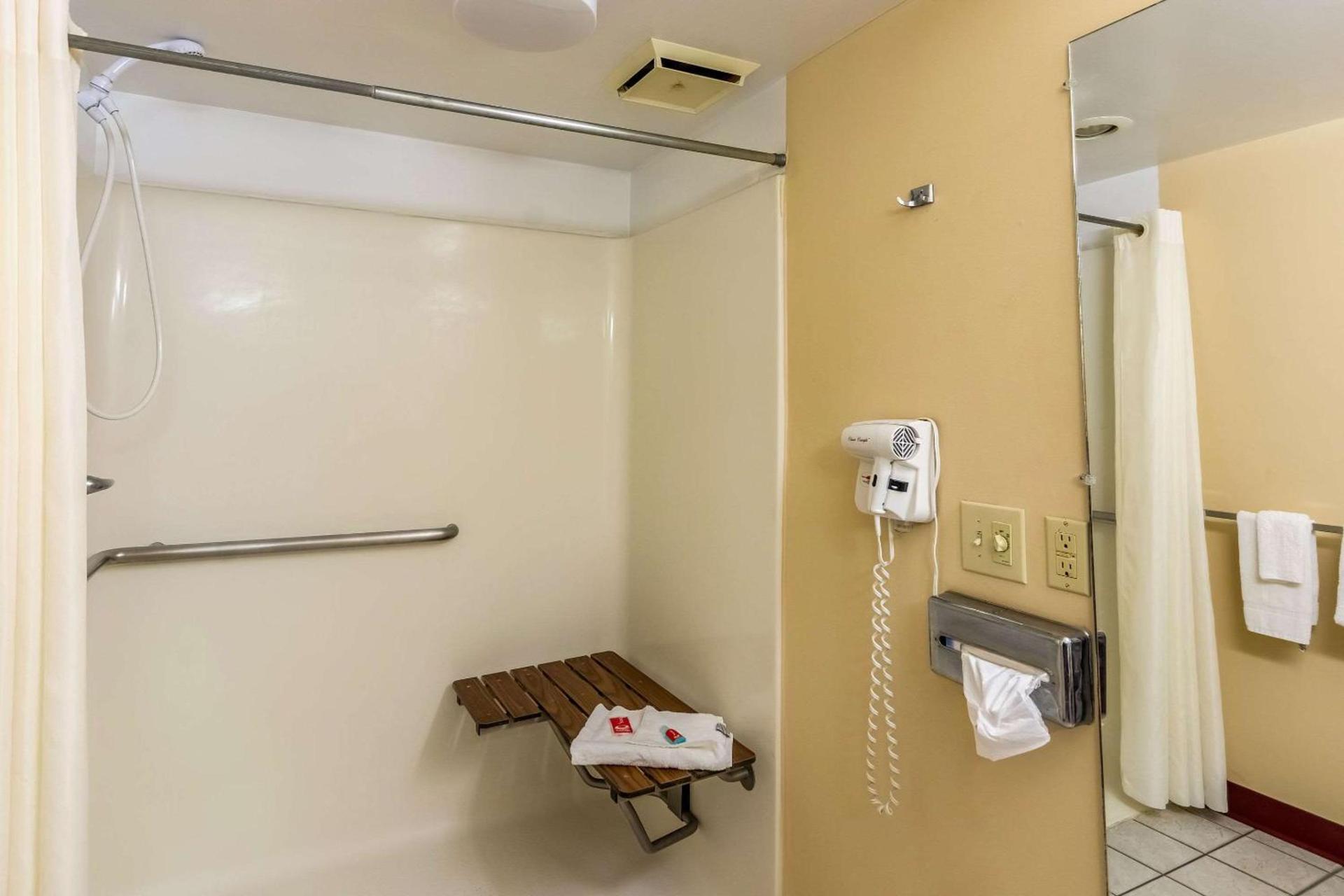 Econo Lodge East Staunton photo 16