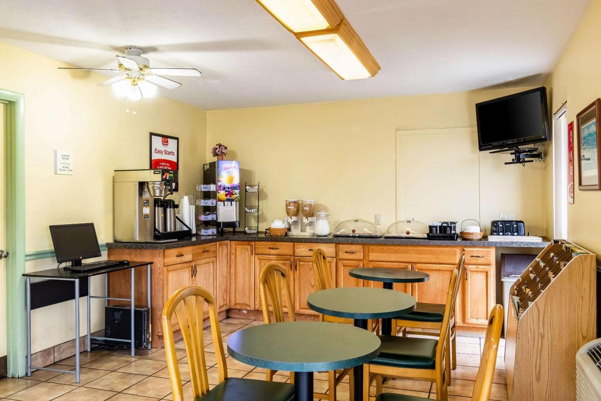 Econo Lodge East Staunton photo 18