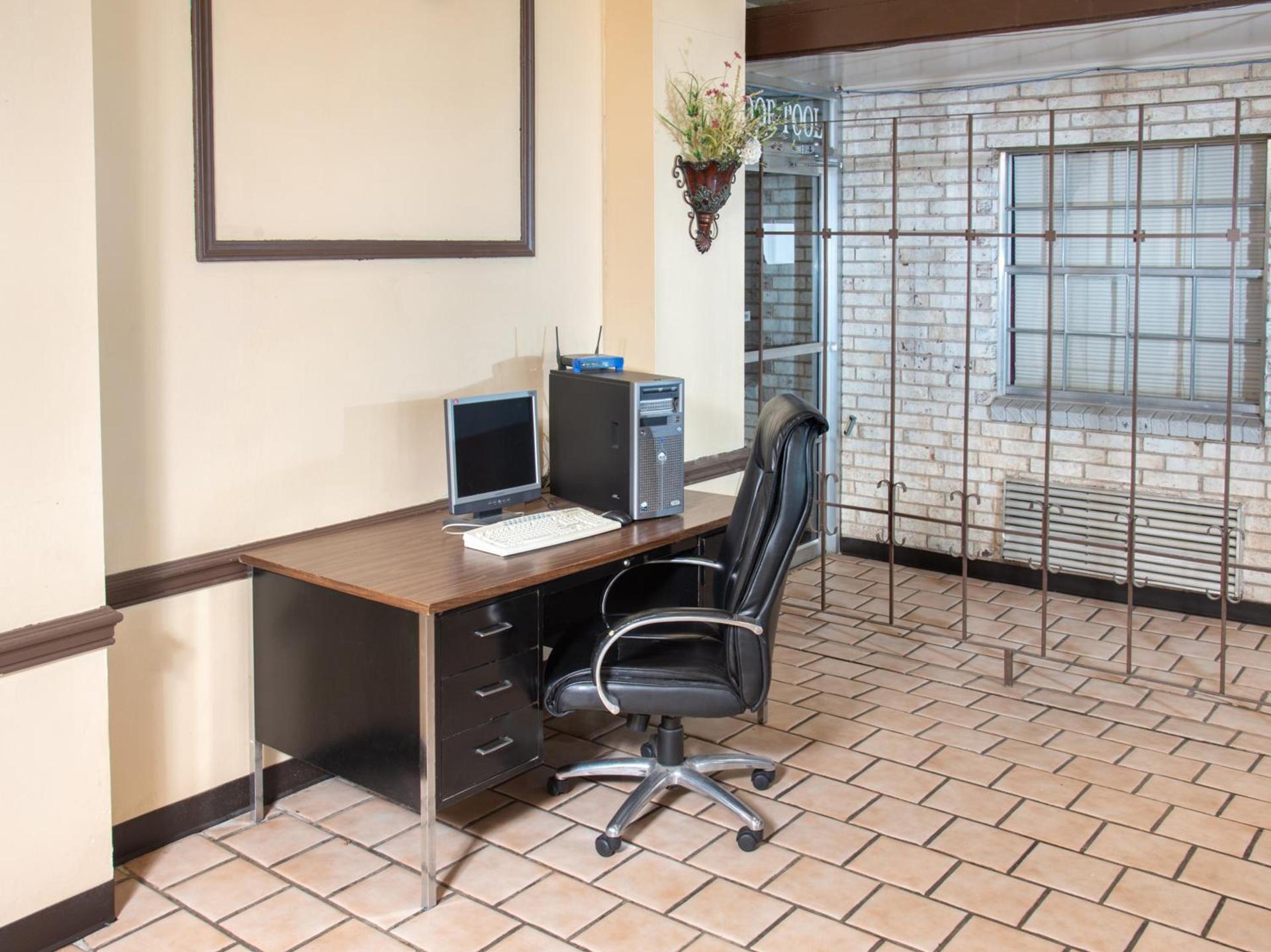 Rest Inn - Extended Stay, I-40 Airport, Wedding & Event Center photo 30