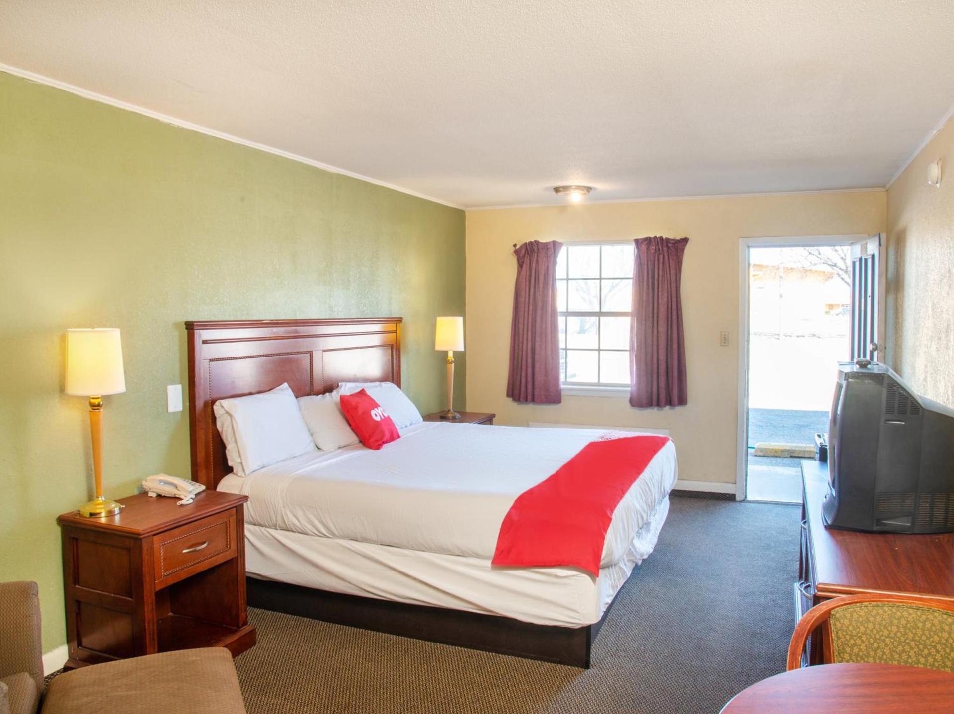 Rest Inn - Extended Stay, I-40 Airport, Wedding & Event Center photo 3