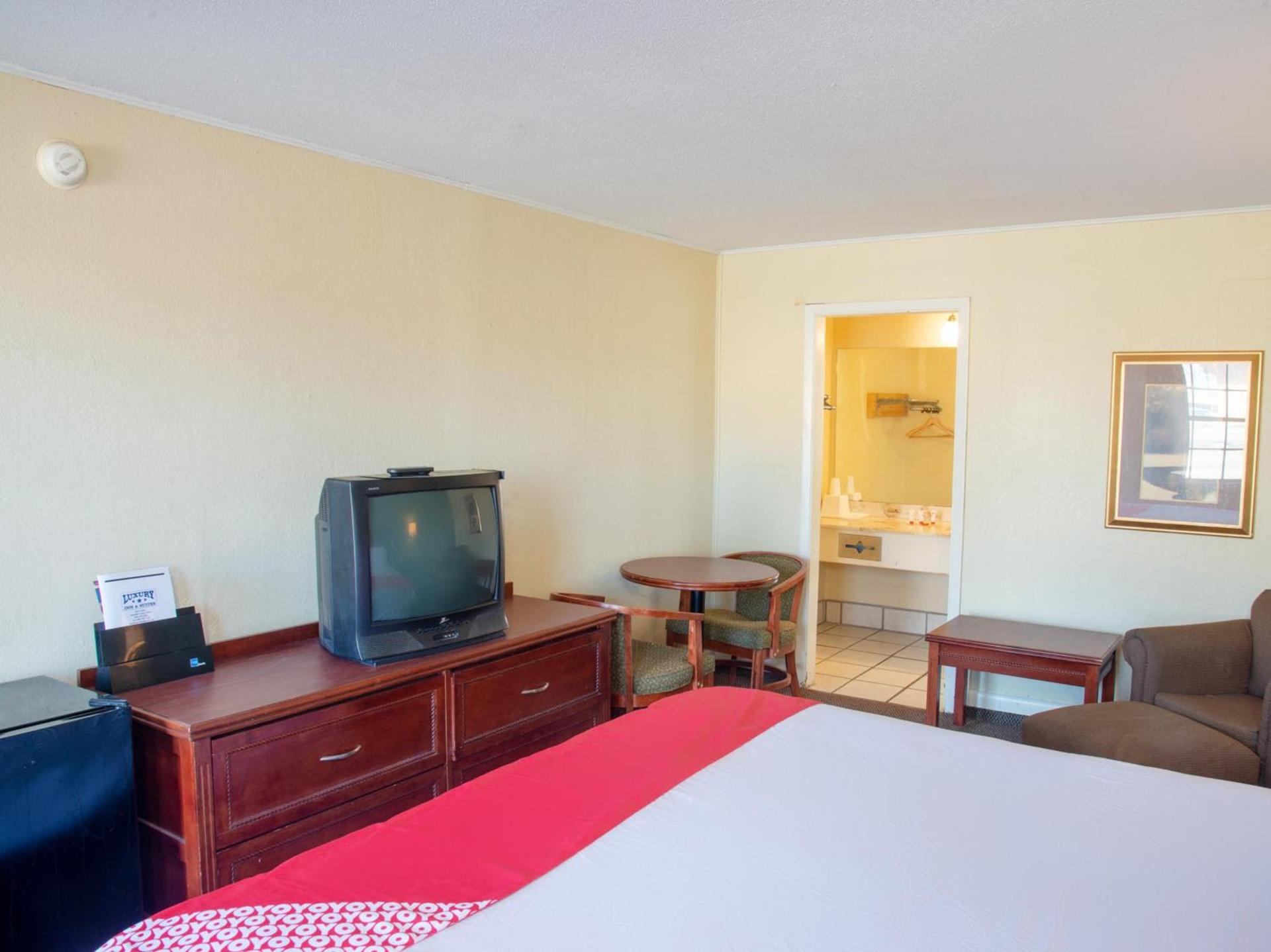 Rest Inn - Extended Stay, I-40 Airport, Wedding & Event Center photo 16