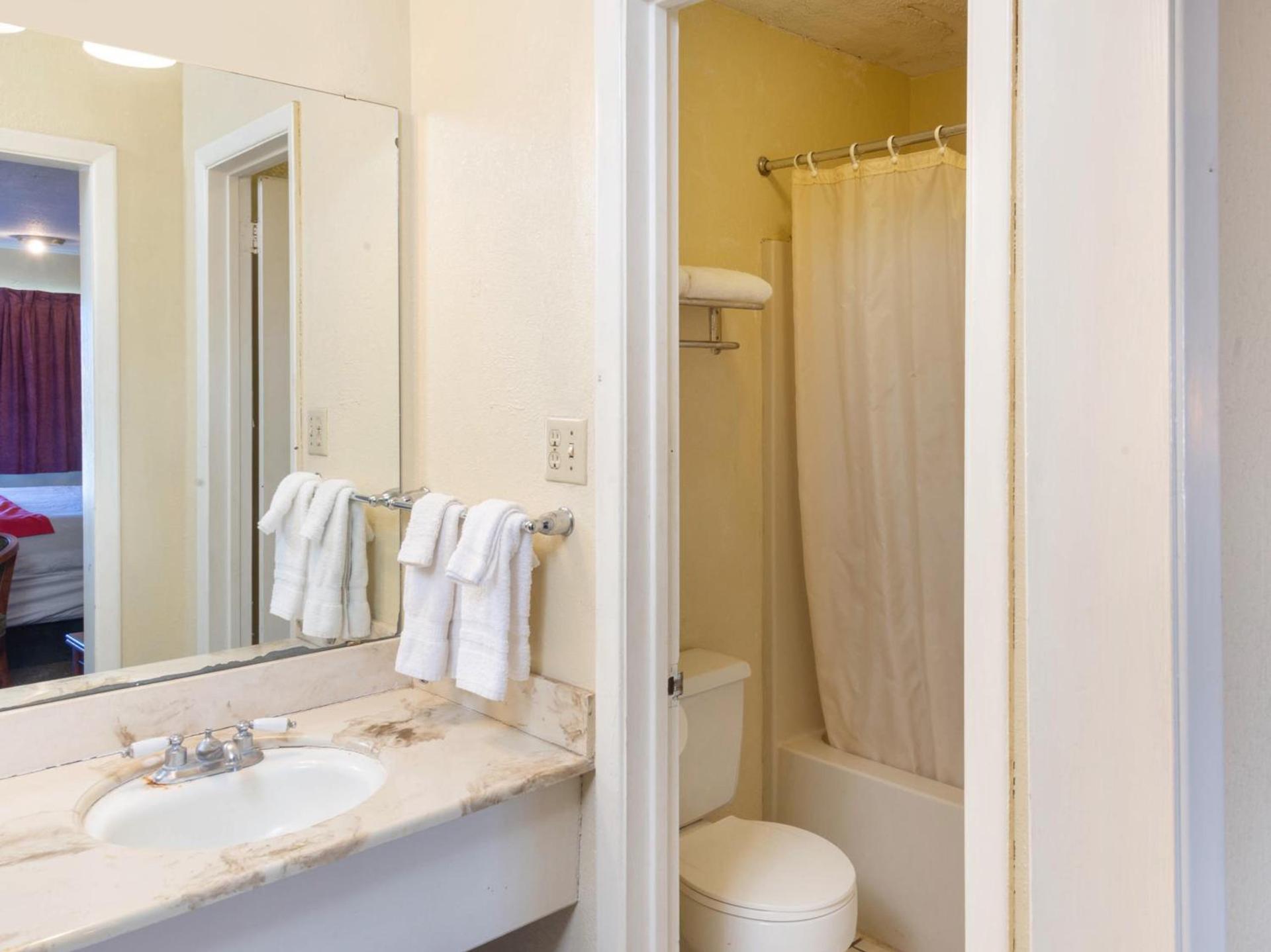 Rest Inn - Extended Stay, I-40 Airport, Wedding & Event Center photo 22