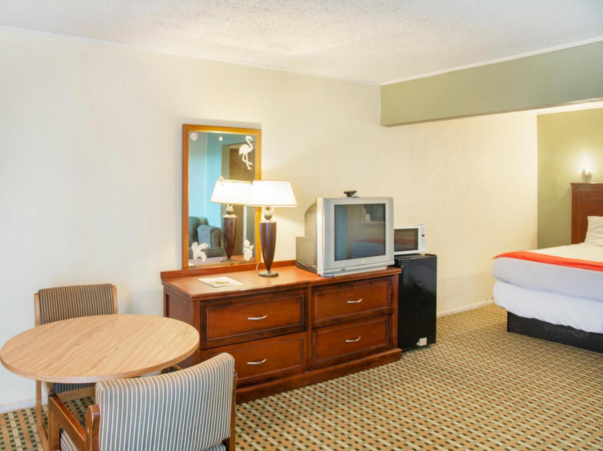 Rest Inn - Extended Stay, I-40 Airport, Wedding & Event Center photo 7