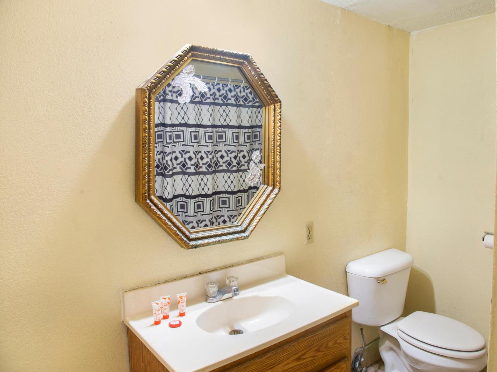 Rest Inn - Extended Stay, I-40 Airport, Wedding & Event Center photo 21