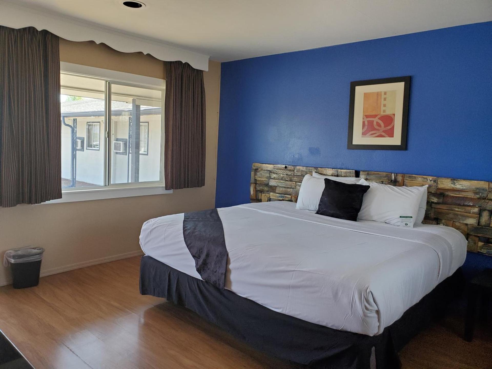 PineCrest Inn & Suites photo 4