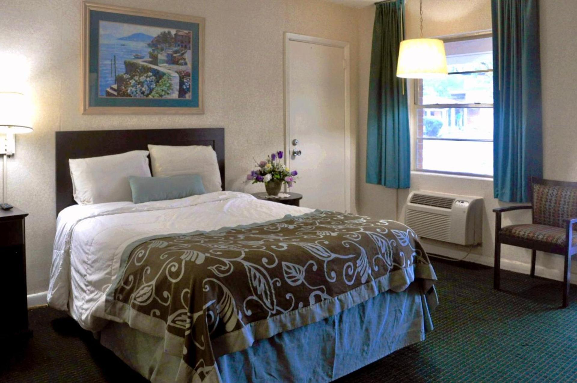 Azalea Inn & Suites photo 10