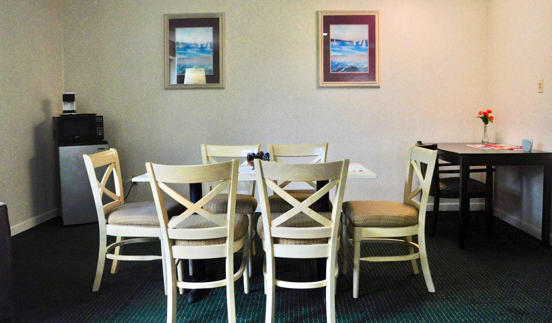 Azalea Inn & Suites photo 18