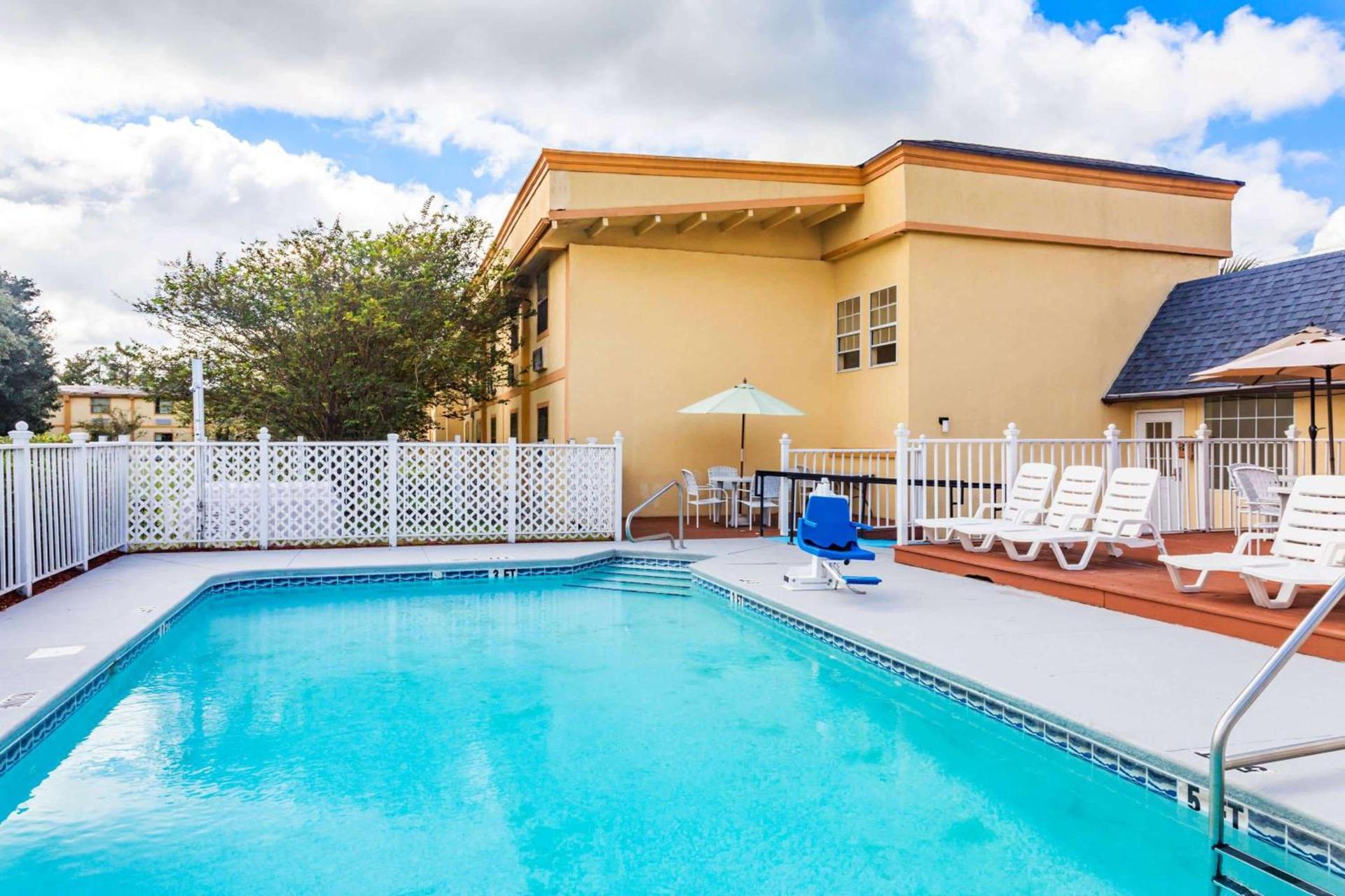 Howard Johnson by Wyndham Lake City photo 5