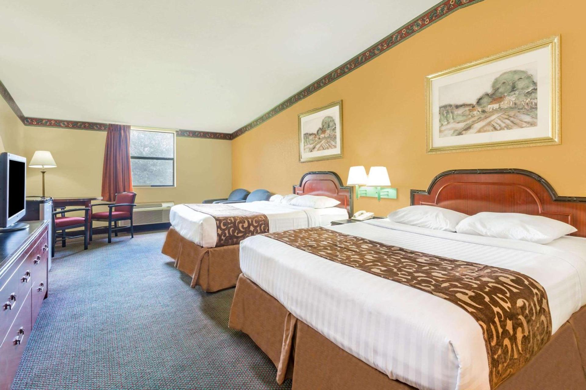 Howard Johnson by Wyndham Lake City photo 10