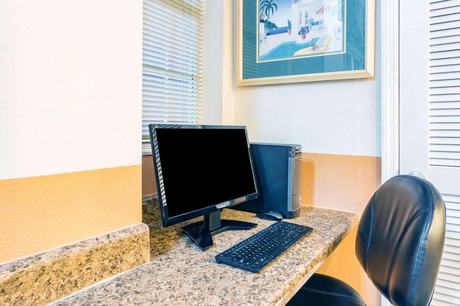 Howard Johnson by Wyndham Lake City photo 14