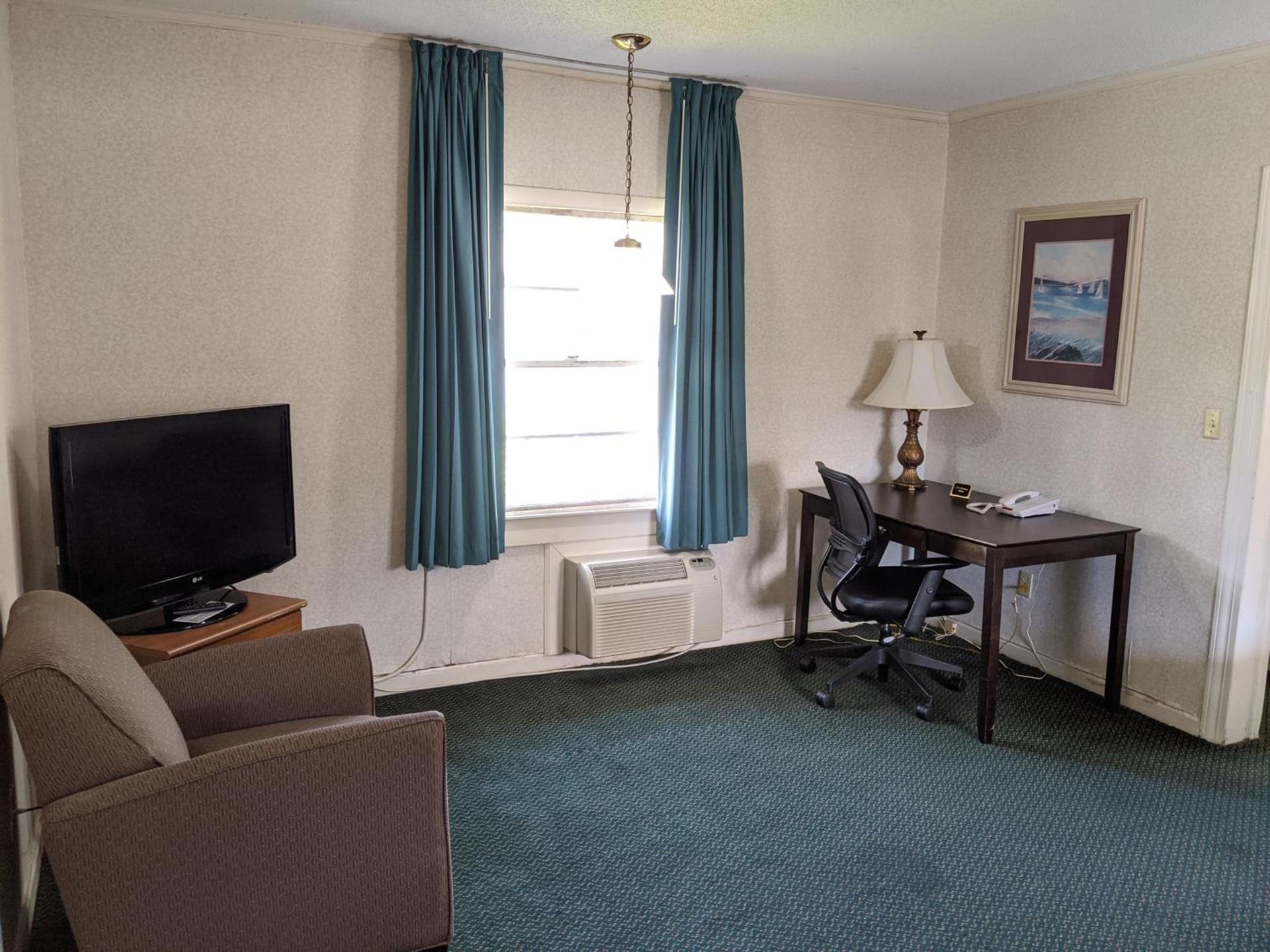 Azalea Inn & Suites photo 15