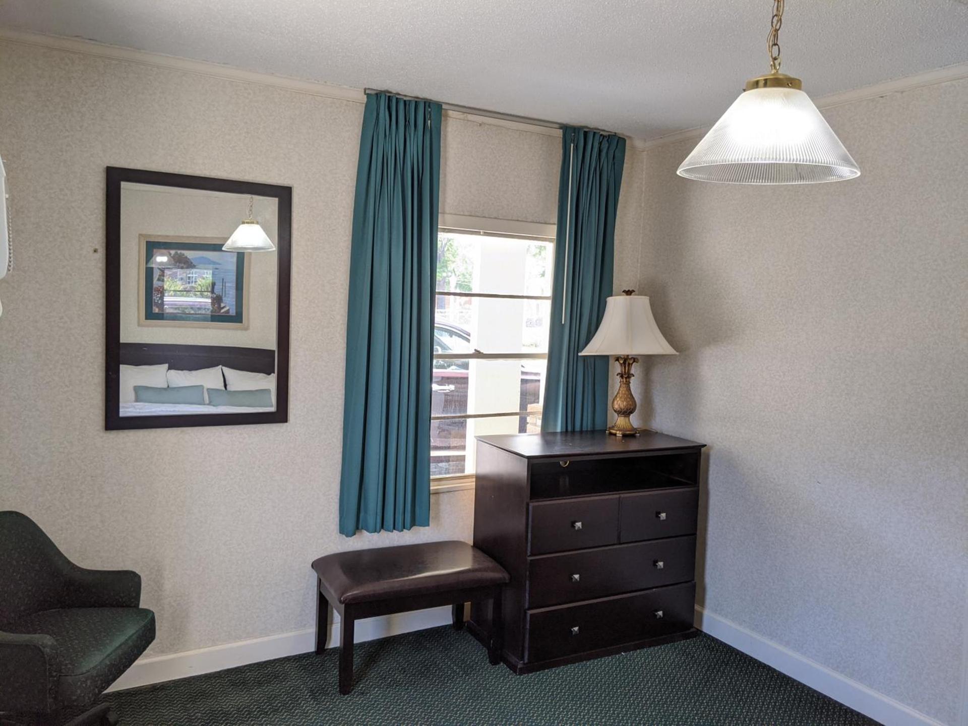 Azalea Inn & Suites photo 5