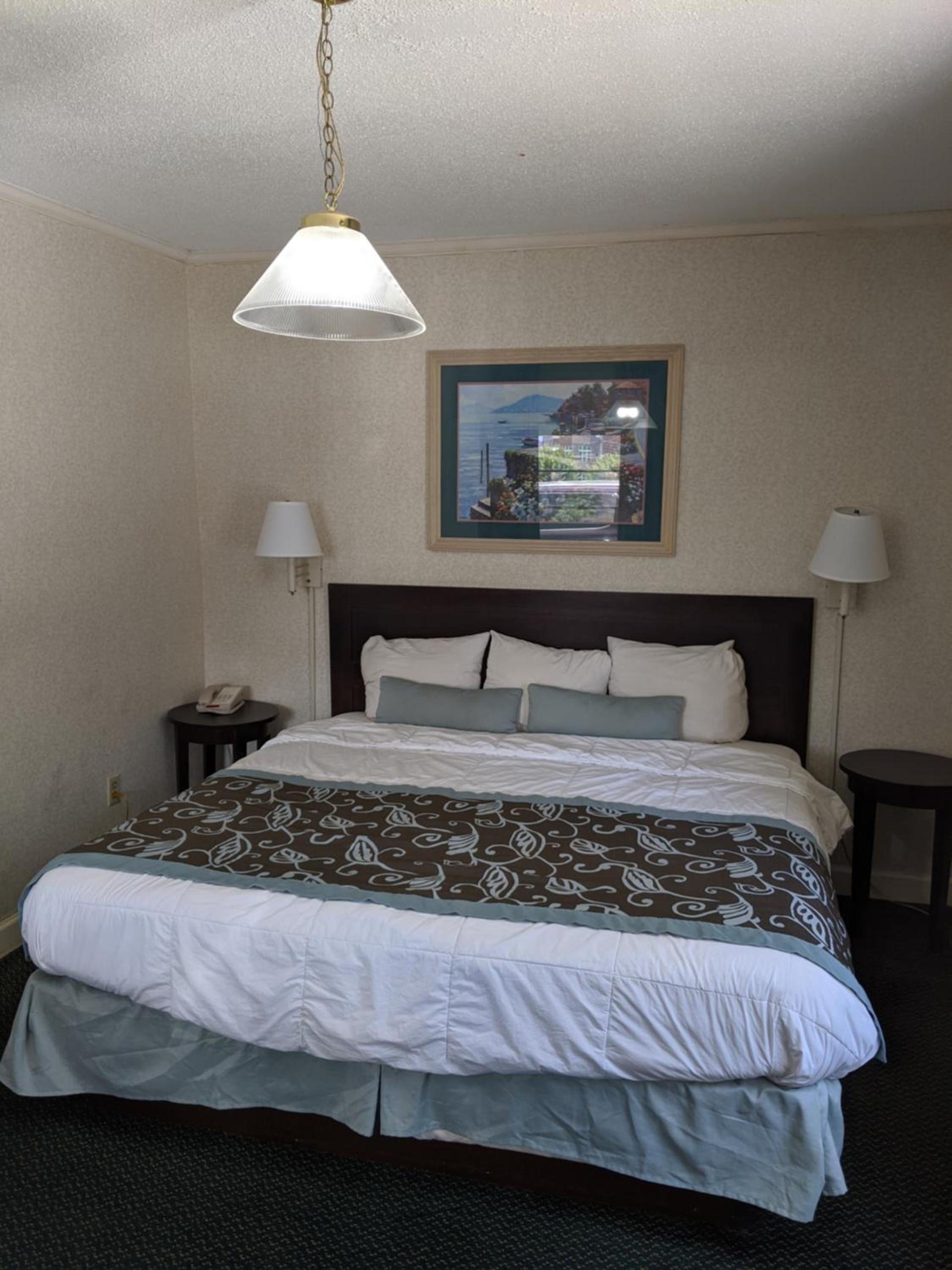 Azalea Inn & Suites photo 12