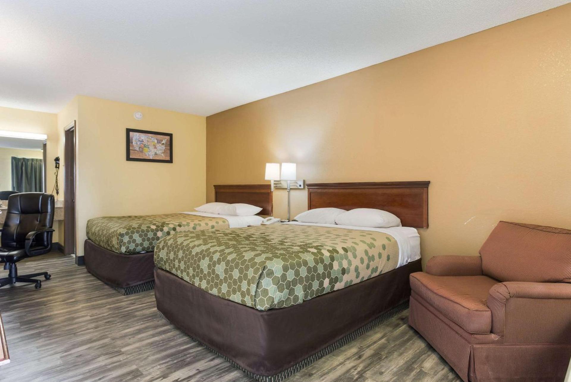 Econo Lodge Saint Robert photo 9