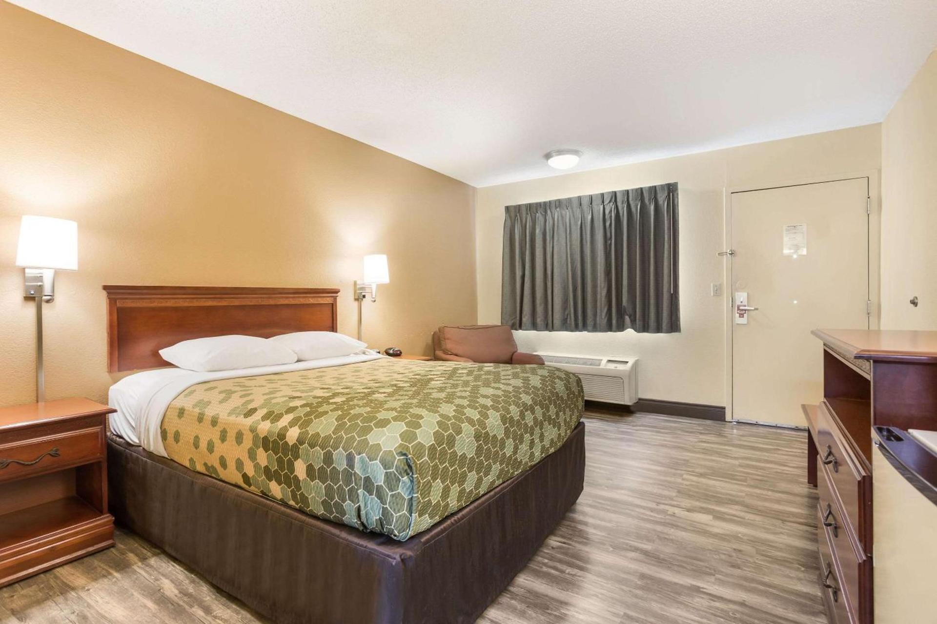 Econo Lodge Saint Robert photo 8