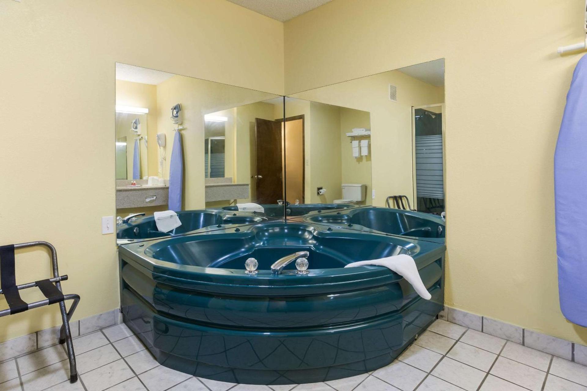Econo Lodge Saint Robert photo 14