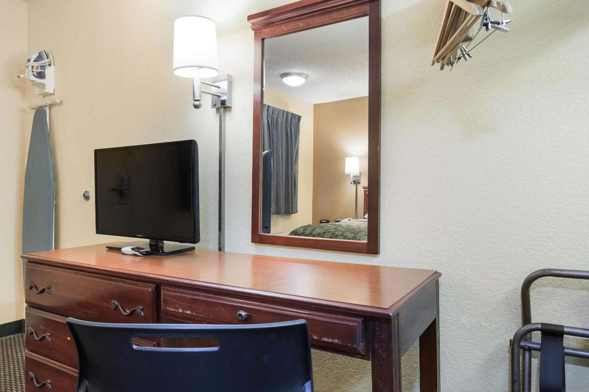 Econo Lodge Saint Robert photo 7