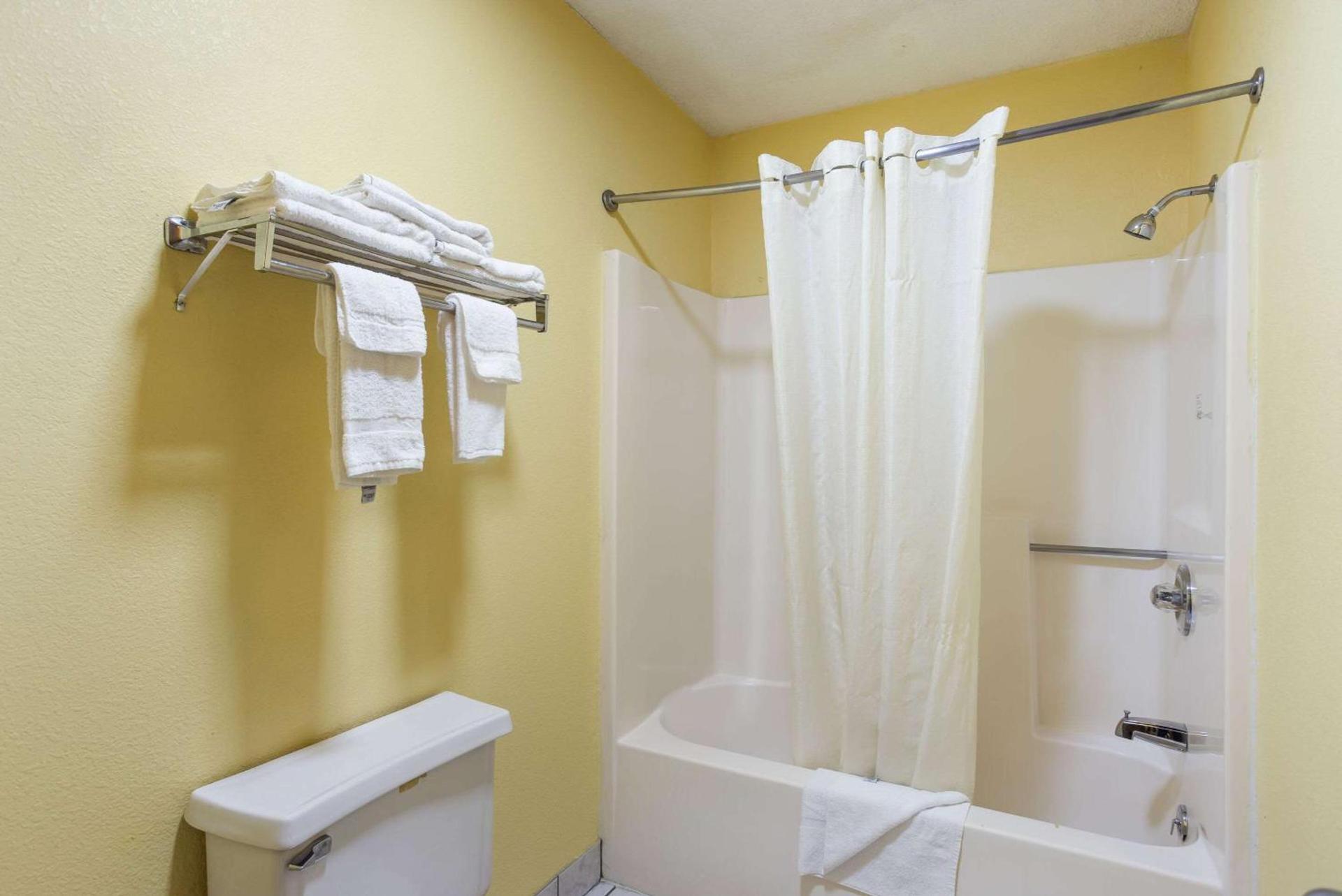 Econo Lodge Saint Robert photo 10