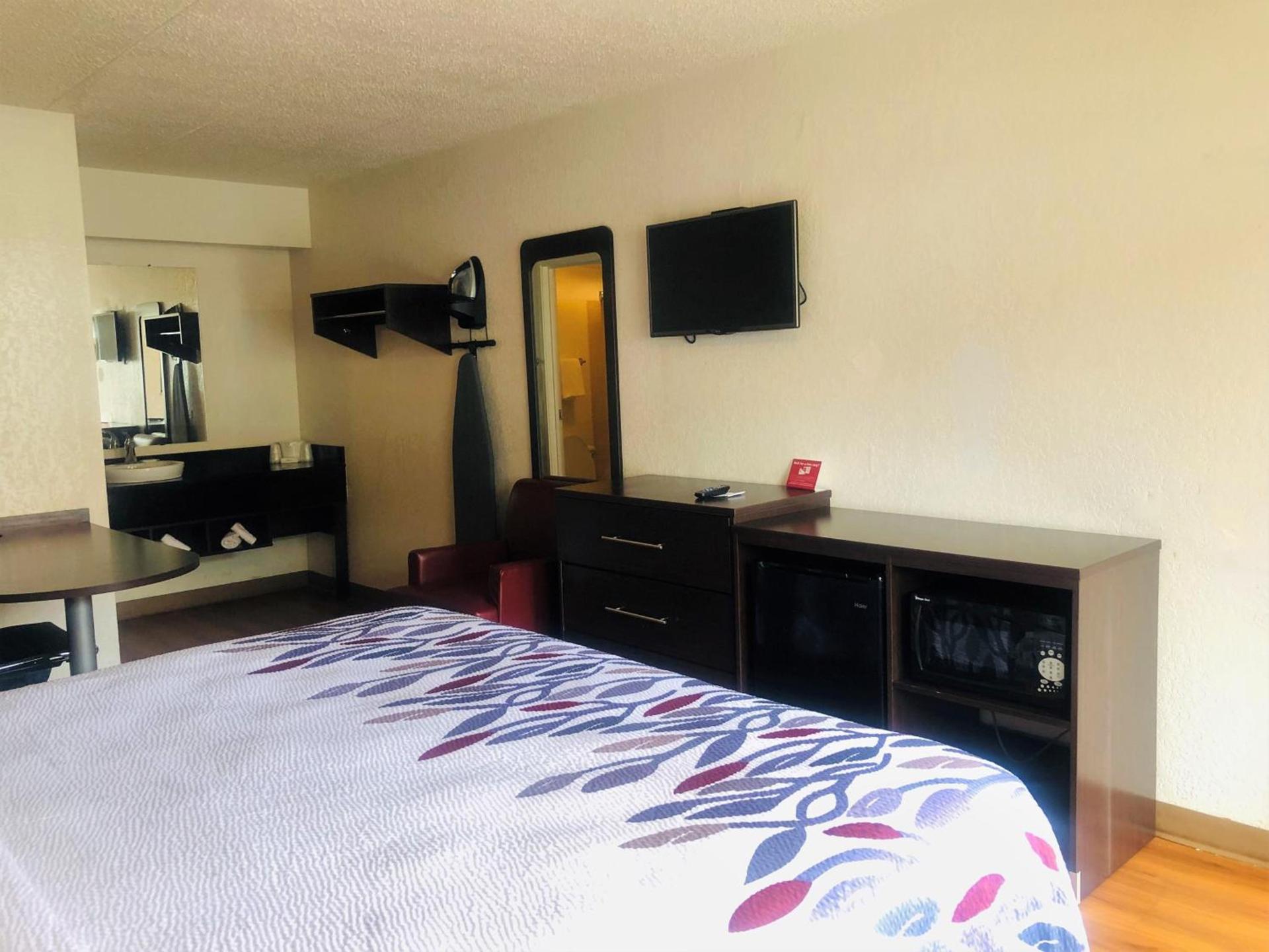 Red Roof Inn Bridgeton photo 3