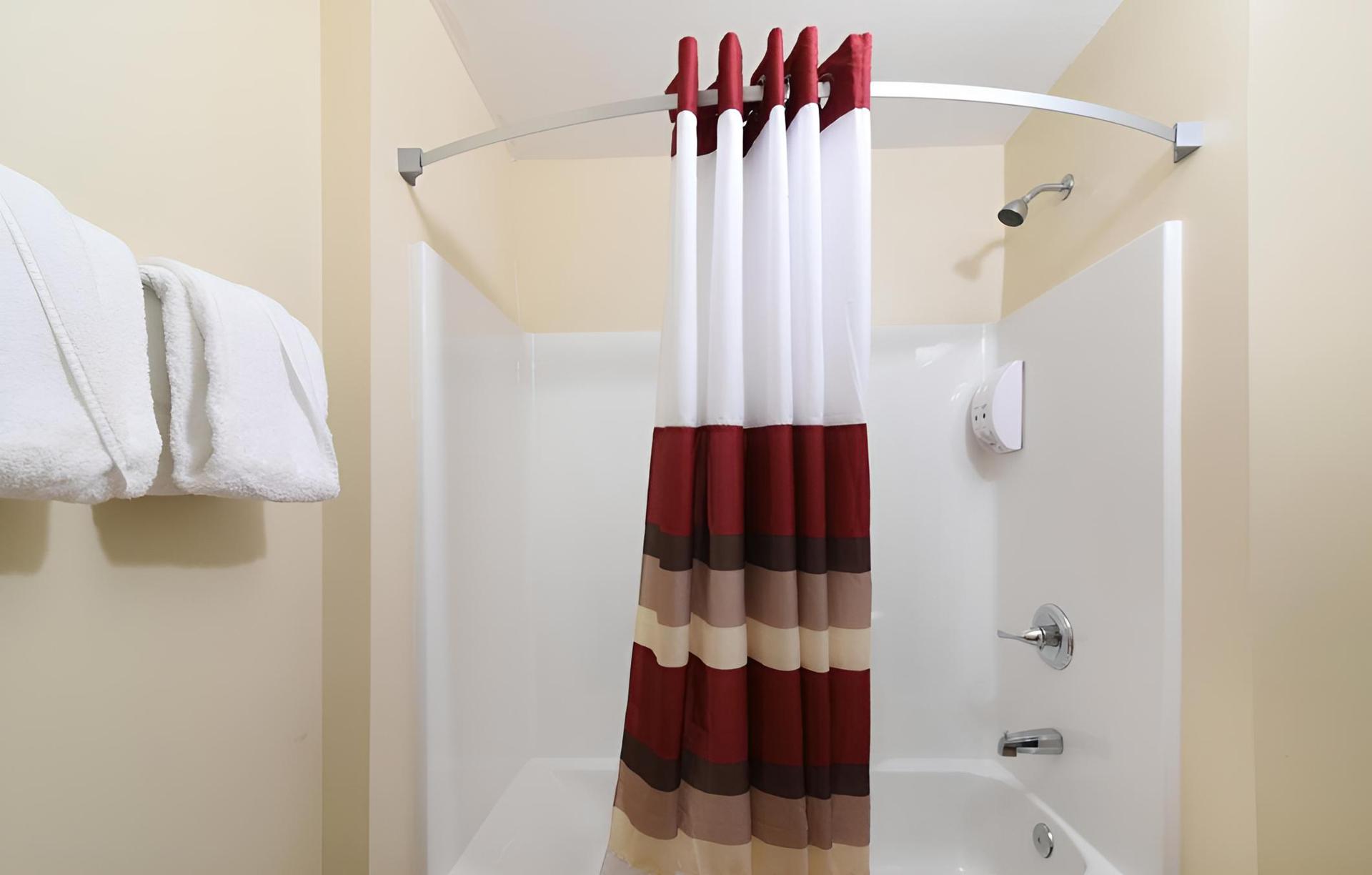 Red Roof Inn Bakersfield photo 11