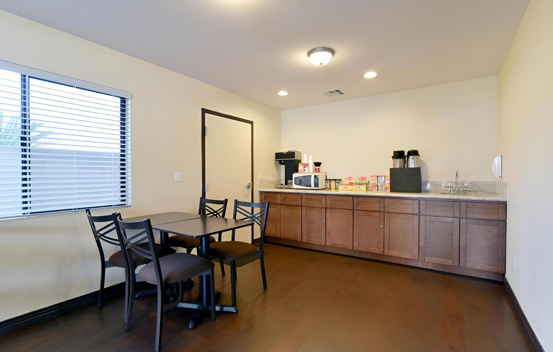 Red Roof Inn Bakersfield photo 12