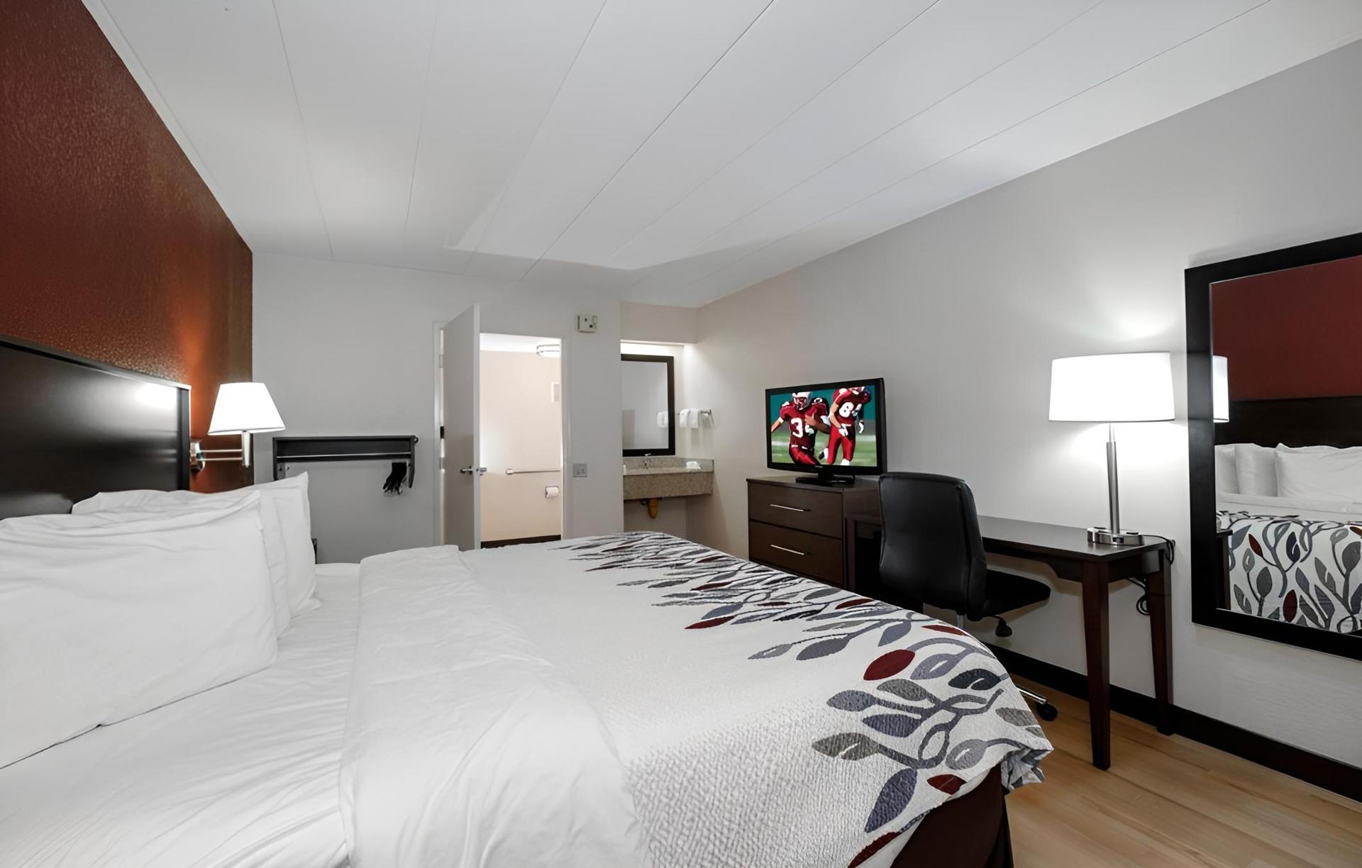 Red Roof Inn Bakersfield photo 8