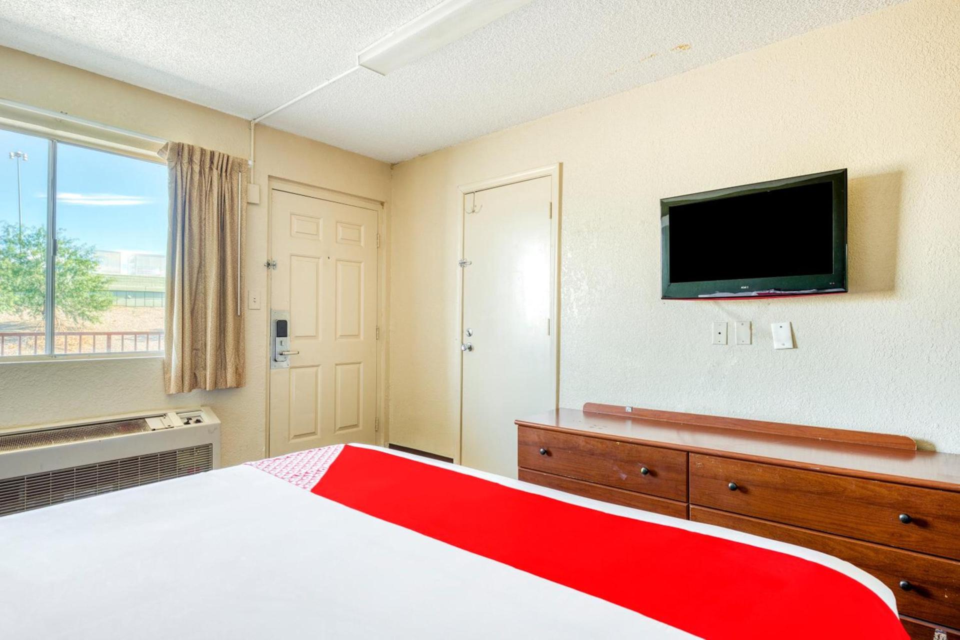 OYO Hotel Tucson Downtown photo 13