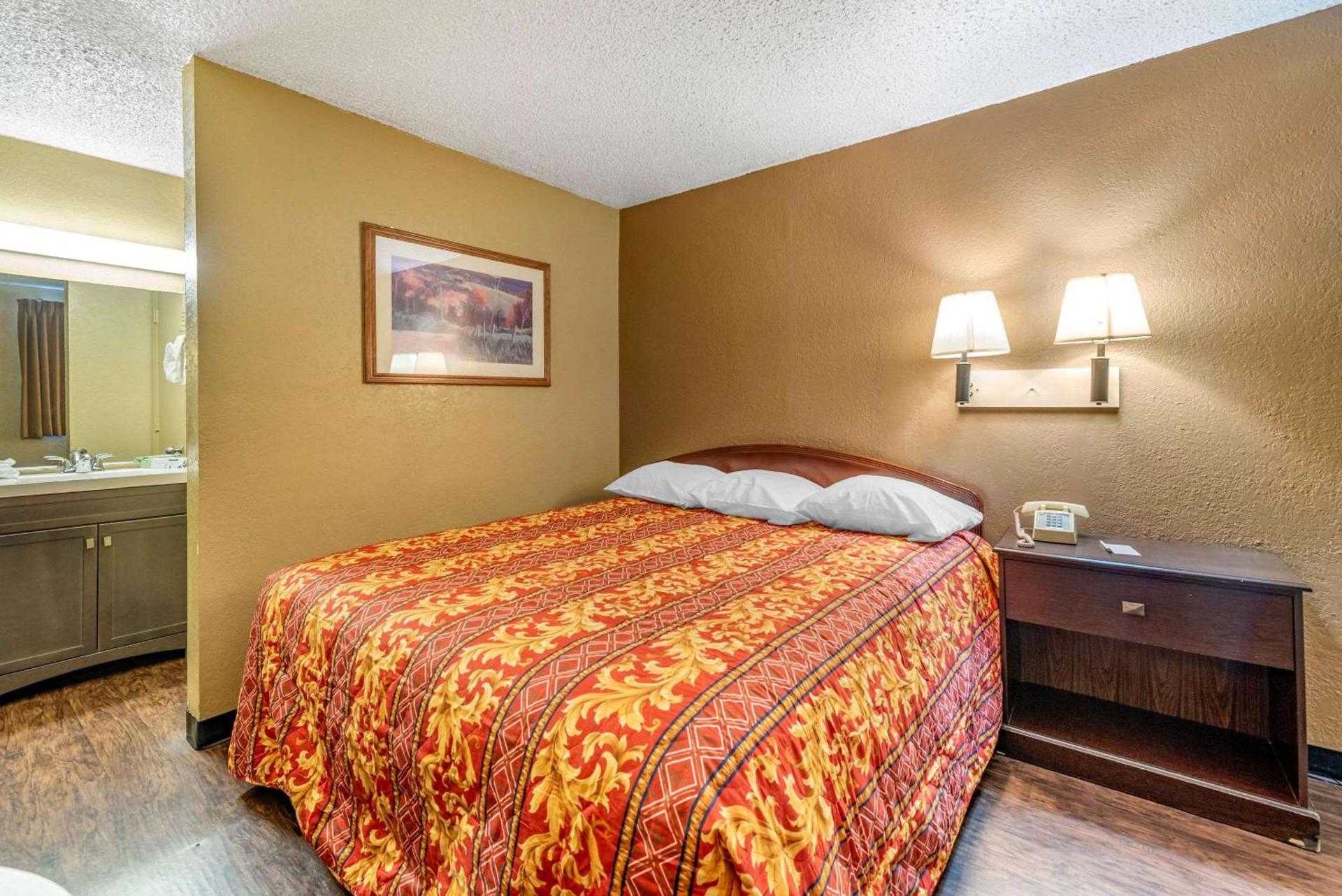 Rodeway Inn Pueblo photo 8