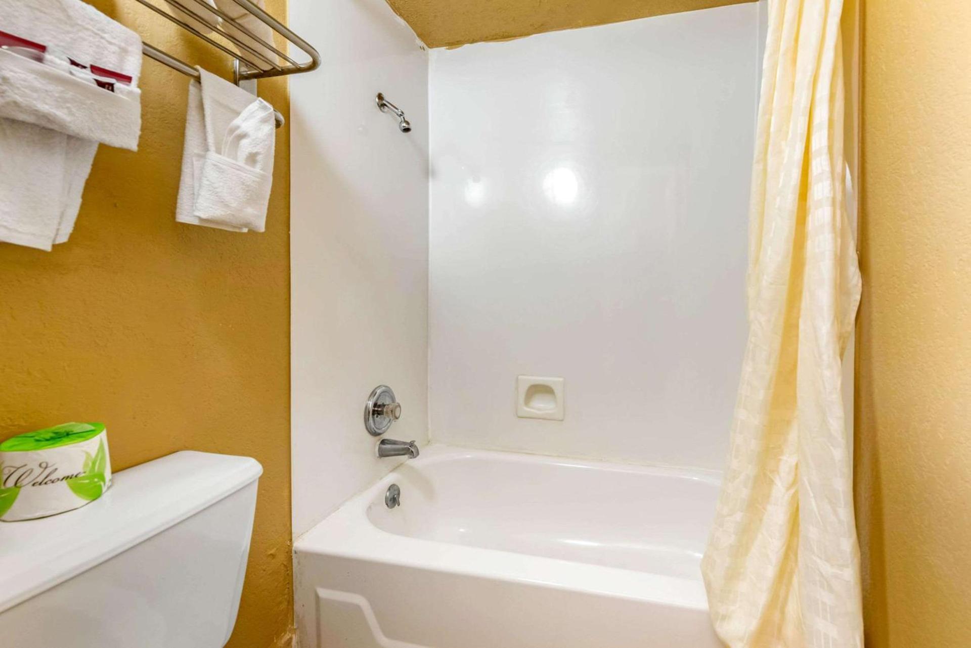 Rodeway Inn Pueblo photo 12