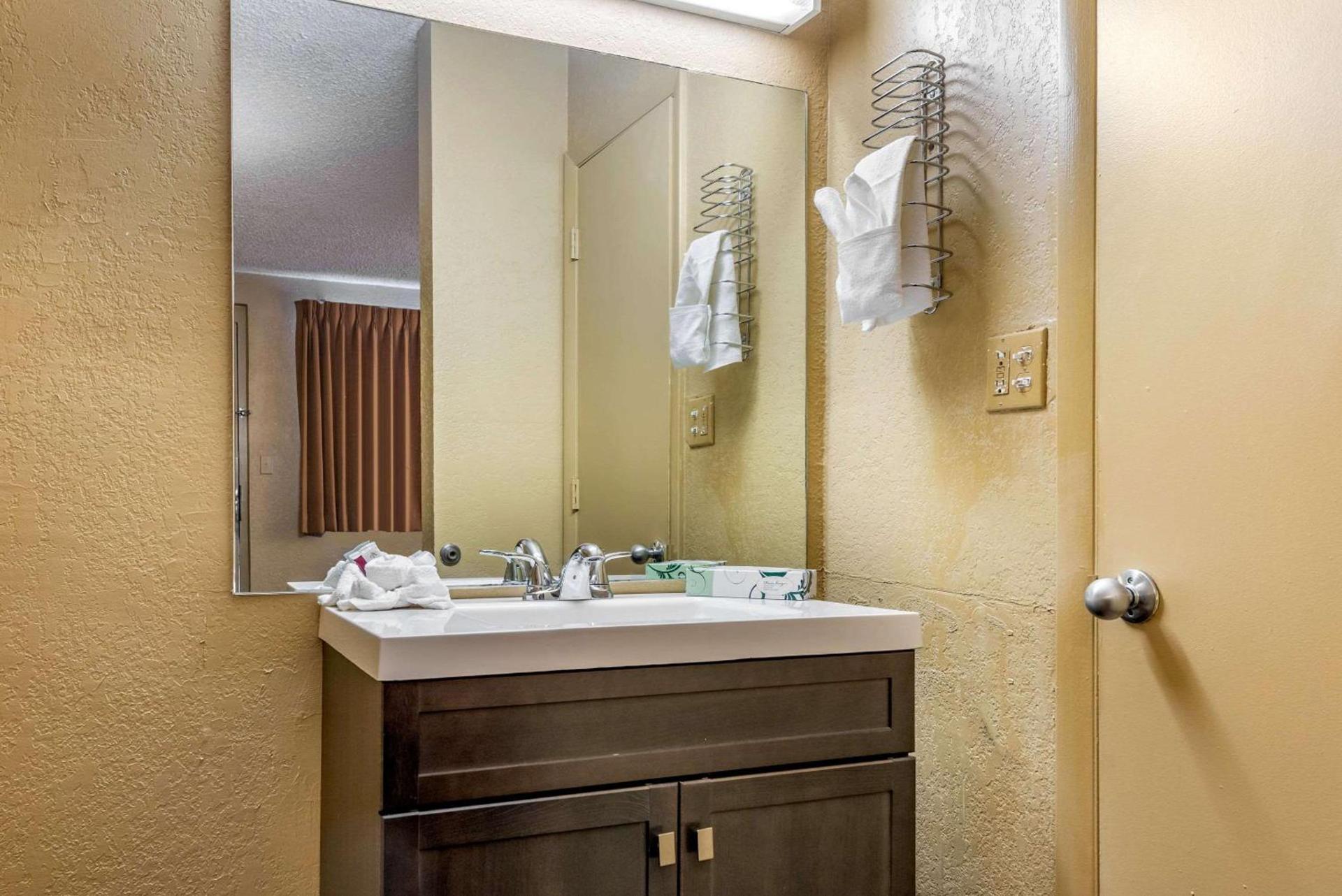 Rodeway Inn Pueblo photo 13