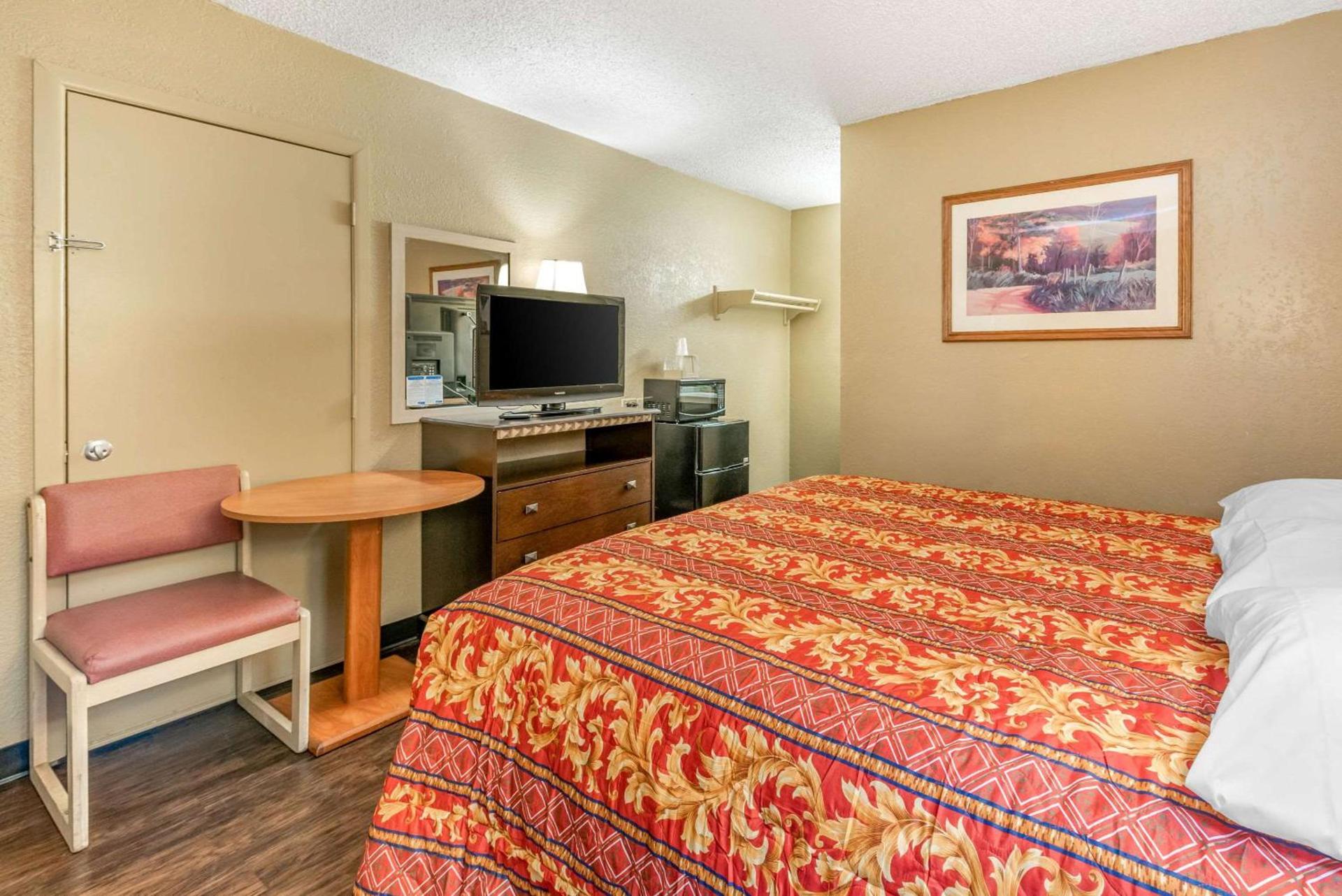 Rodeway Inn Pueblo photo 7