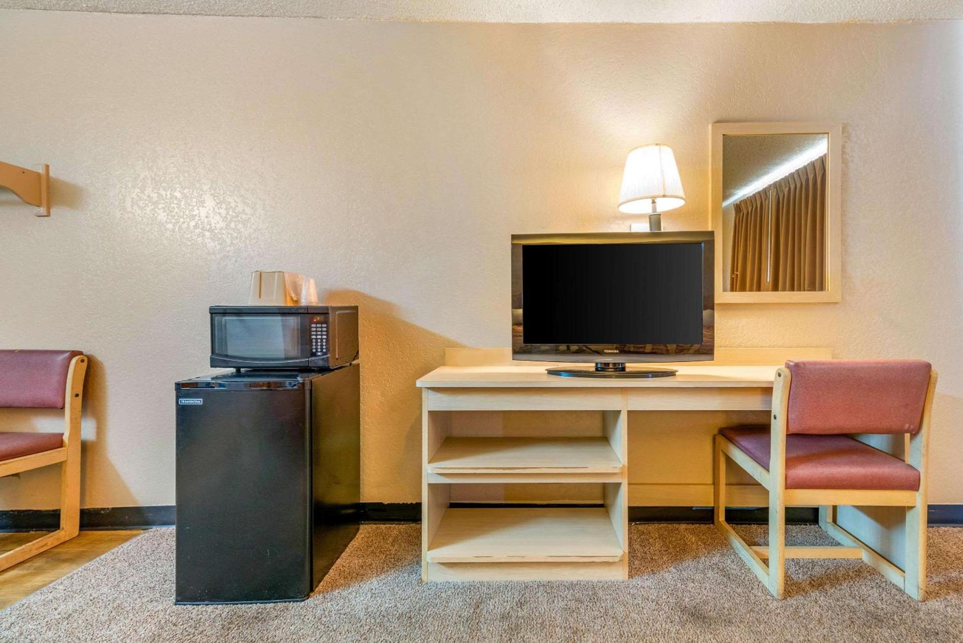Rodeway Inn Pueblo photo 10