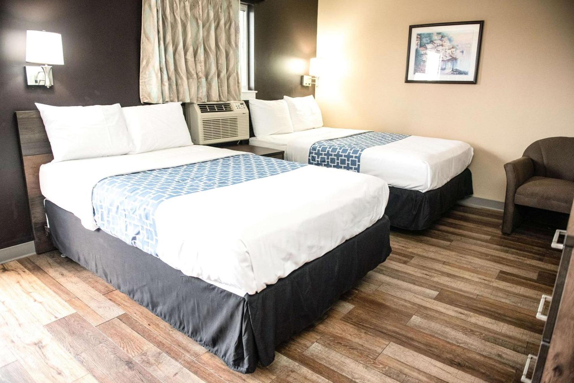 Suburban Studios Charlotte-Ballantyne photo 12