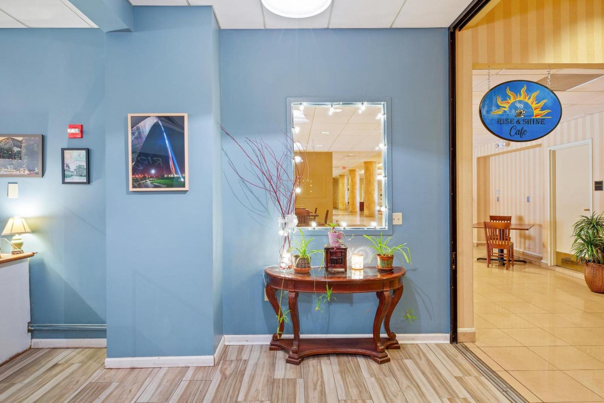 OYO Hotel St Louis Downtown City Center MO photo 7
